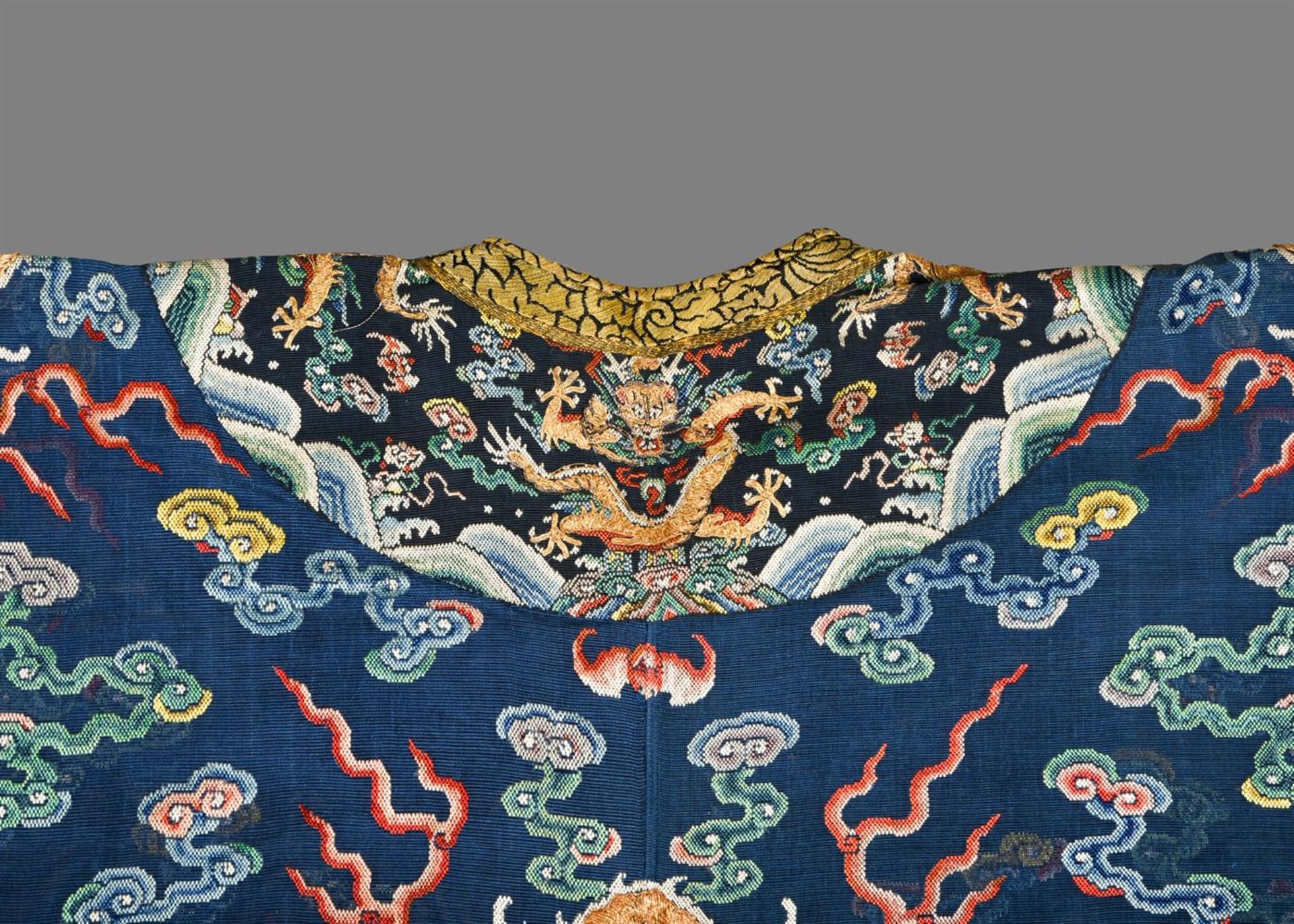 A fine Chinese five-colour cloud blue-ground summer gauze 'Dragon' robe - Bild 10 aus 13