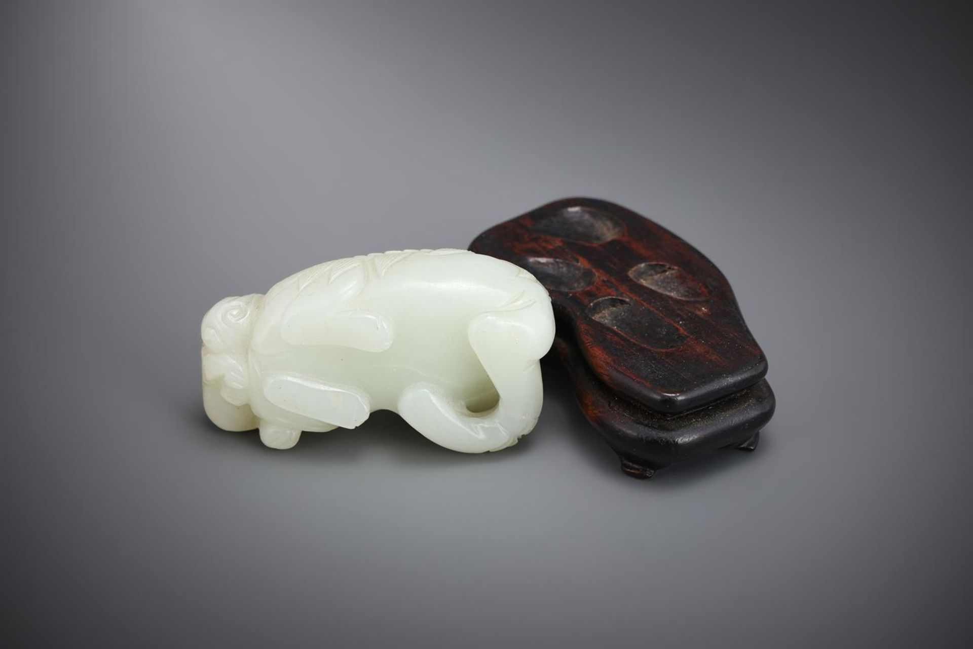 A Chinese pale celadon or white jade lion - Image 5 of 5