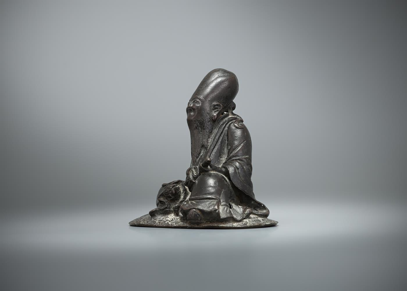 A Chinese bronze figure of shoulao - Bild 3 aus 4