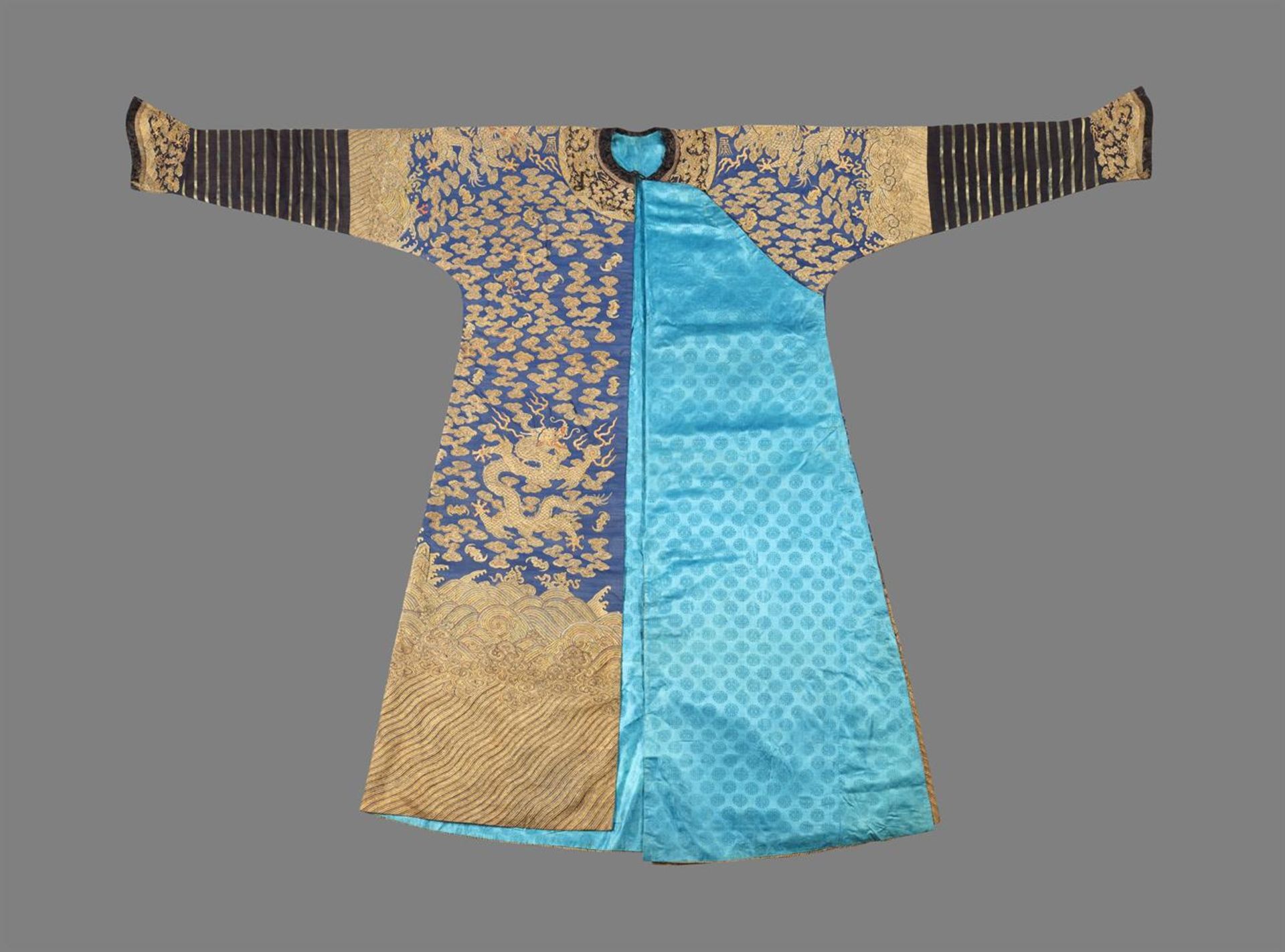 A rare Imperial 'twelve symbol' blue silk dragon robe - Bild 3 aus 37