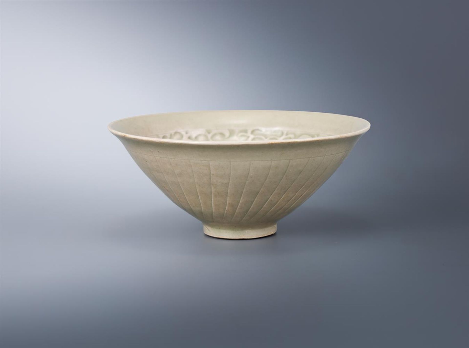 A Chinese Yaozhou celadon conical bowl - Bild 3 aus 4