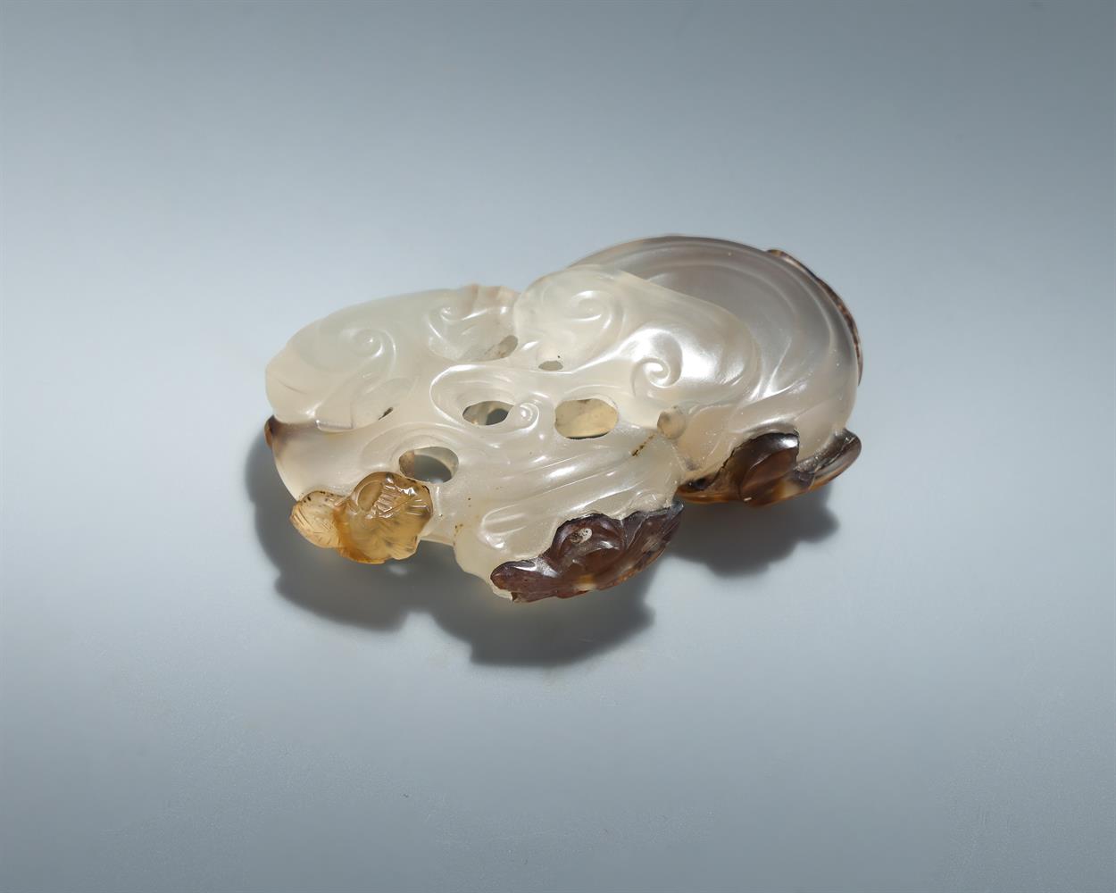 A Chinese agate carving of a lingzhi fungus - Image 2 of 4