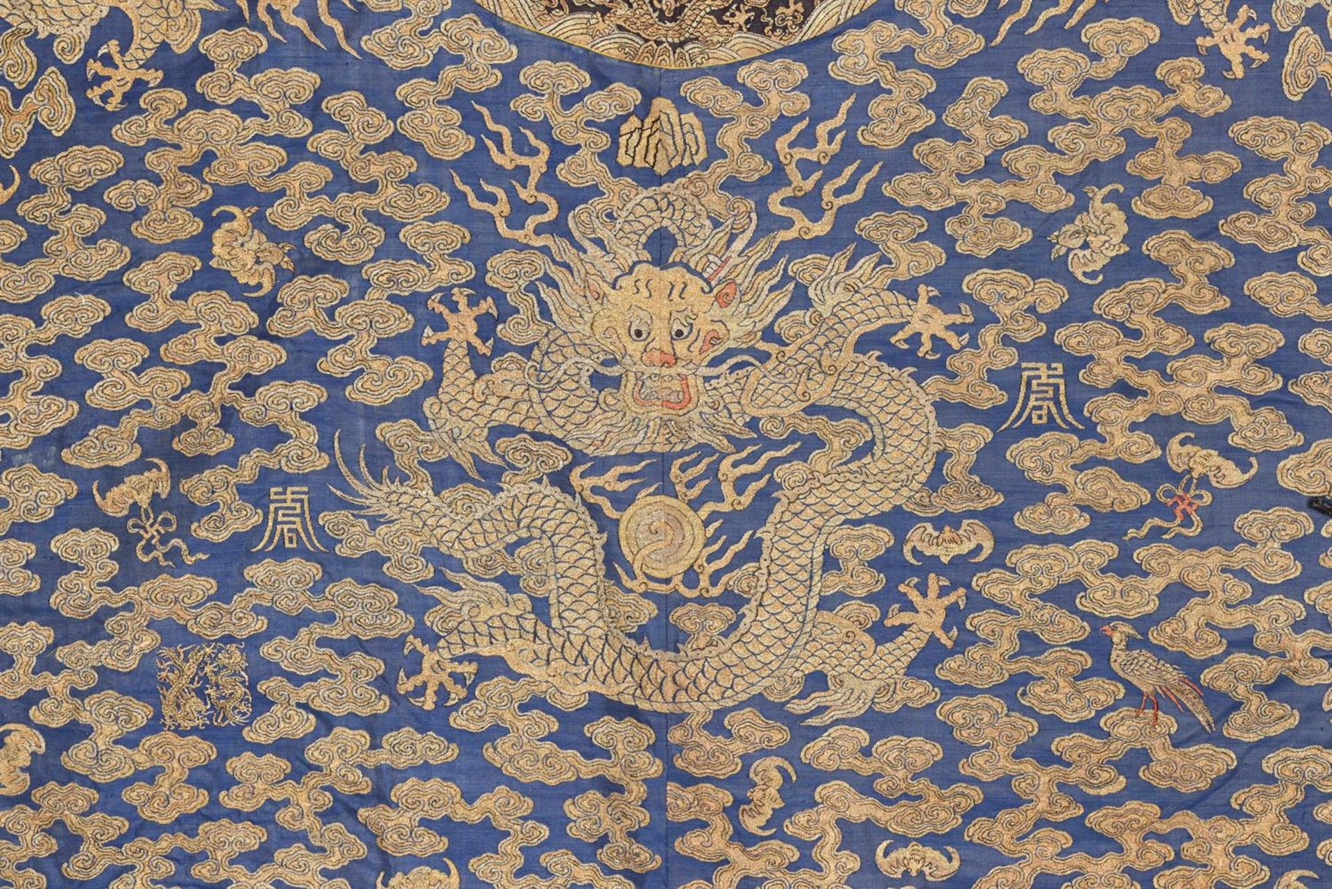 A rare Imperial 'twelve symbol' blue silk dragon robe - Bild 21 aus 37