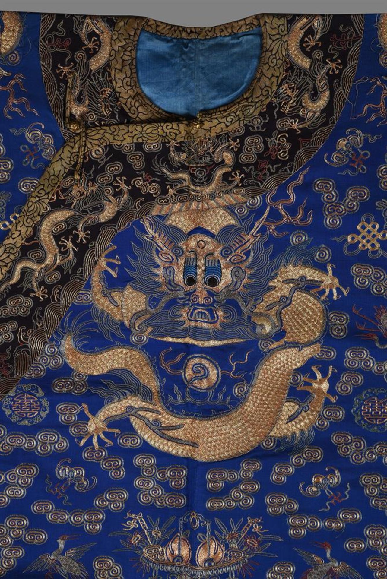 A Chinese blue silk five-clawed 'Dragon' robe - Bild 5 aus 6