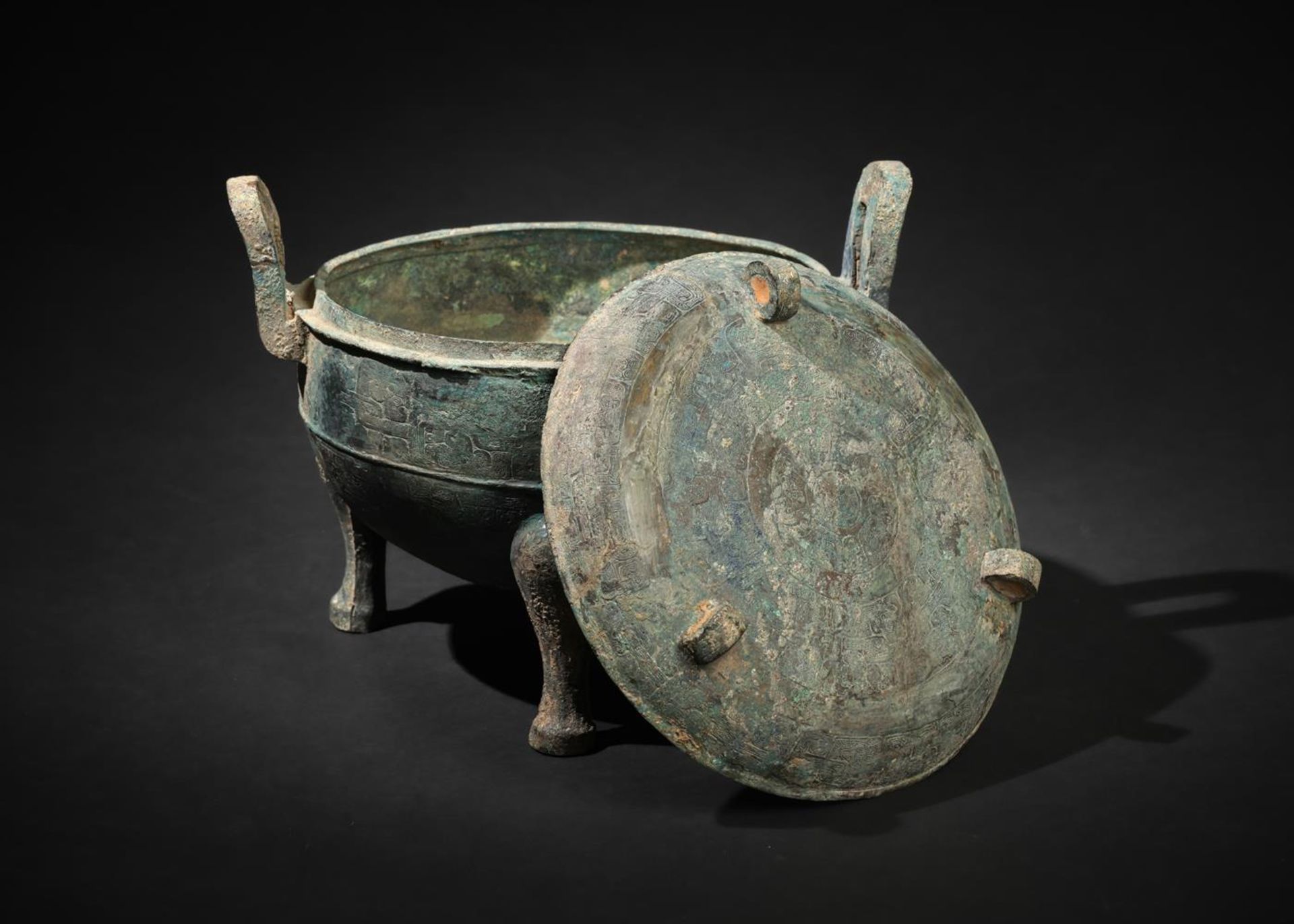 A large Chinese archaic bronze ritual food vessel and cover - Image 4 of 6