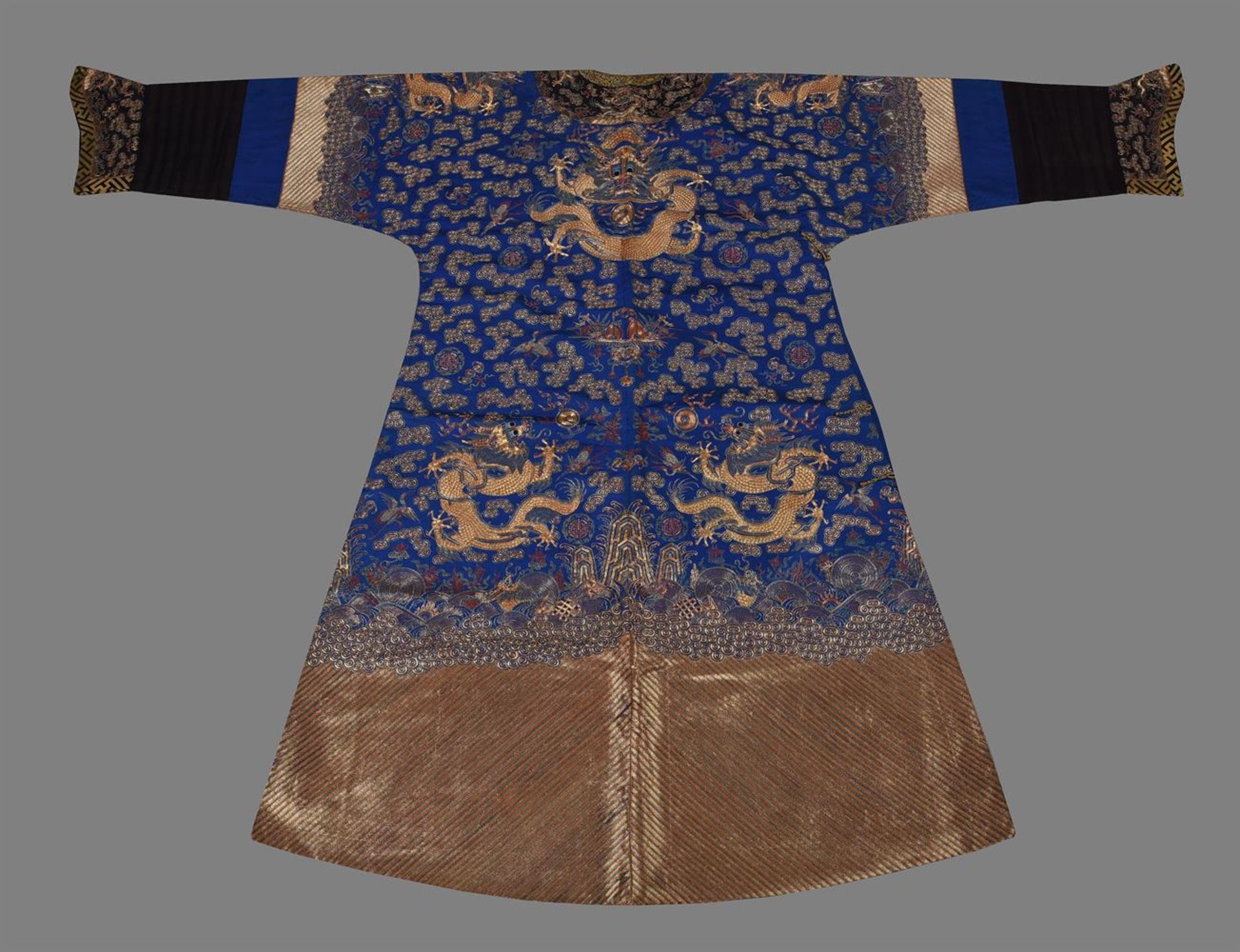 A Chinese blue silk five-clawed 'Dragon' robe - Bild 2 aus 6
