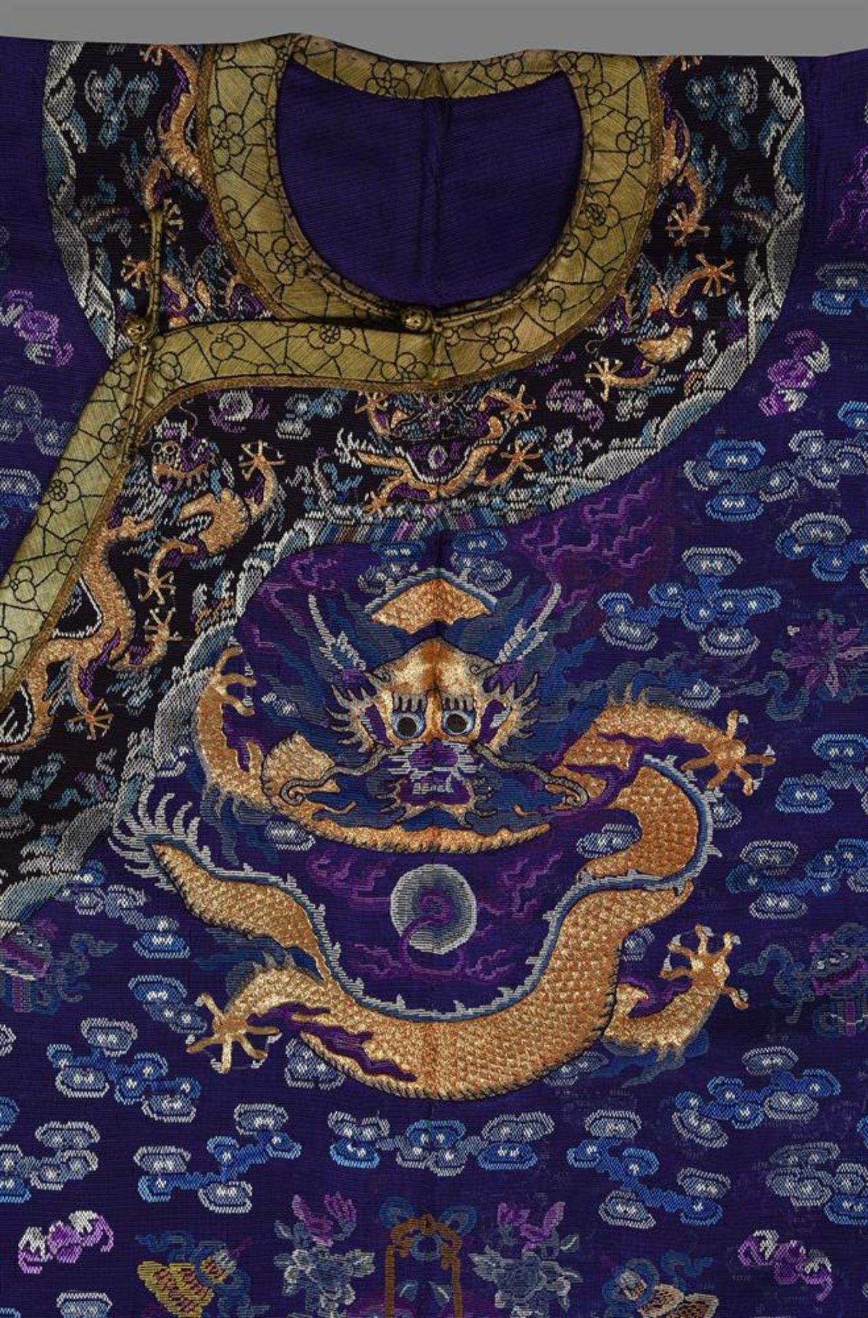 A Chinese purple-blue silk summer gauze five-clawed 'Dragon' robe - Bild 5 aus 6
