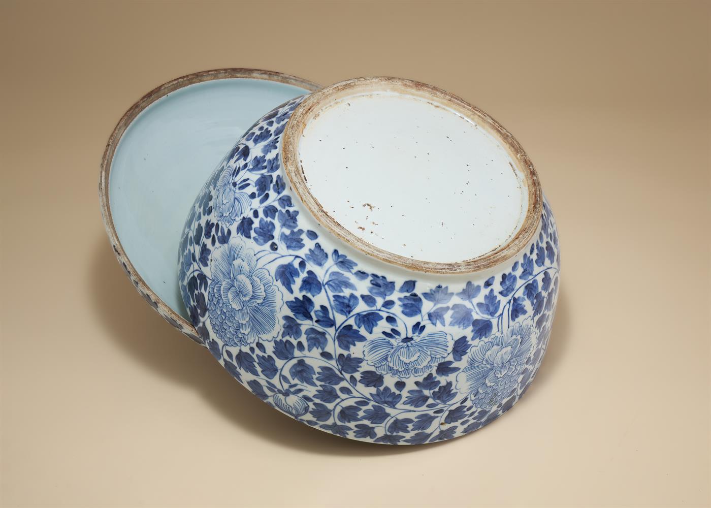A large Chinese blue and white bowl and cover - Bild 4 aus 4
