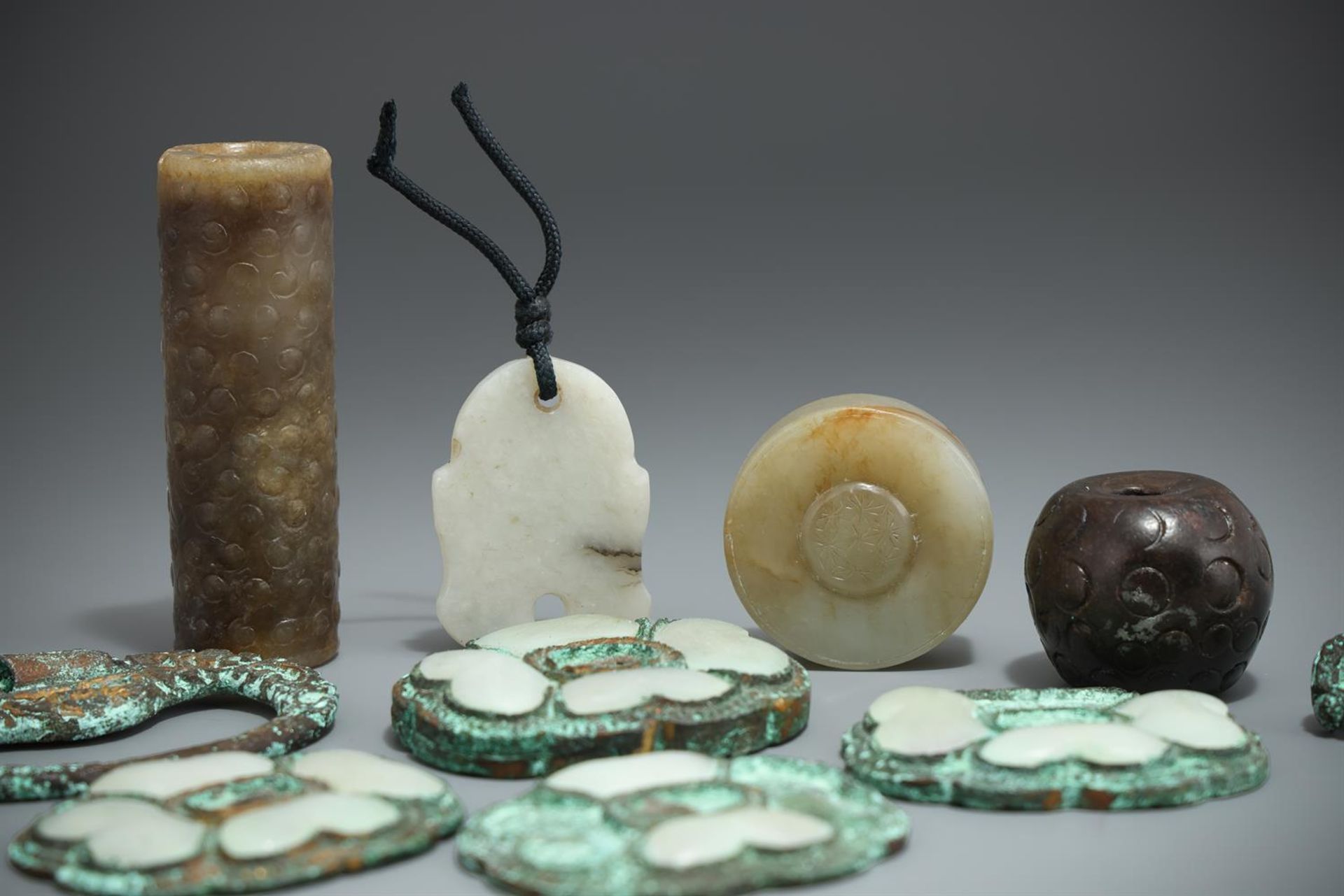 A Chinese celadon and brown jade cylindrical toggle - Bild 2 aus 4