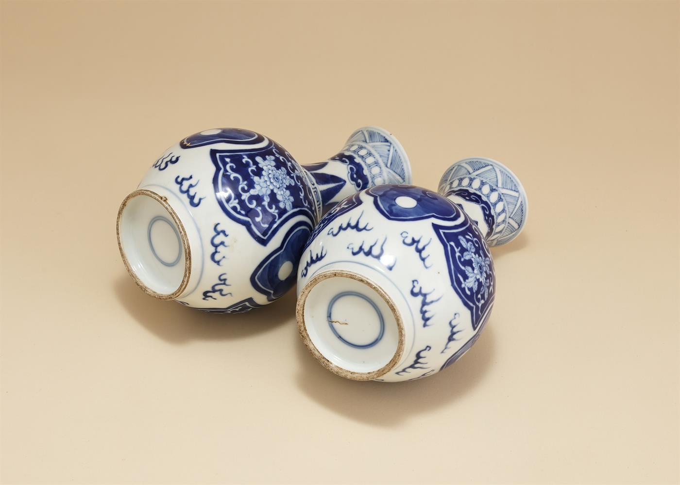 A pair of Chinese blue and white vases - Image 4 of 4