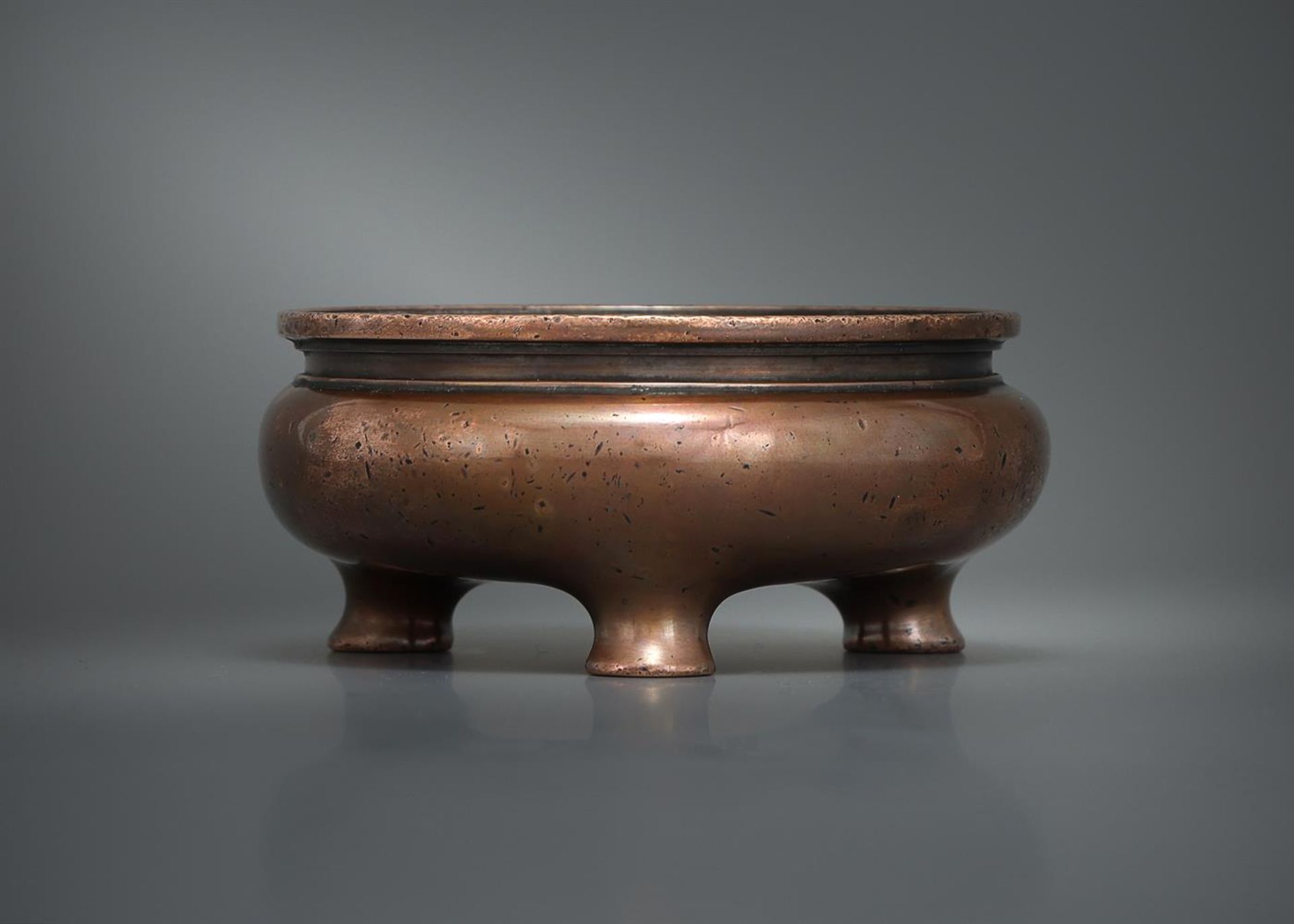 A Chinese tripod bronze censer - Bild 3 aus 5