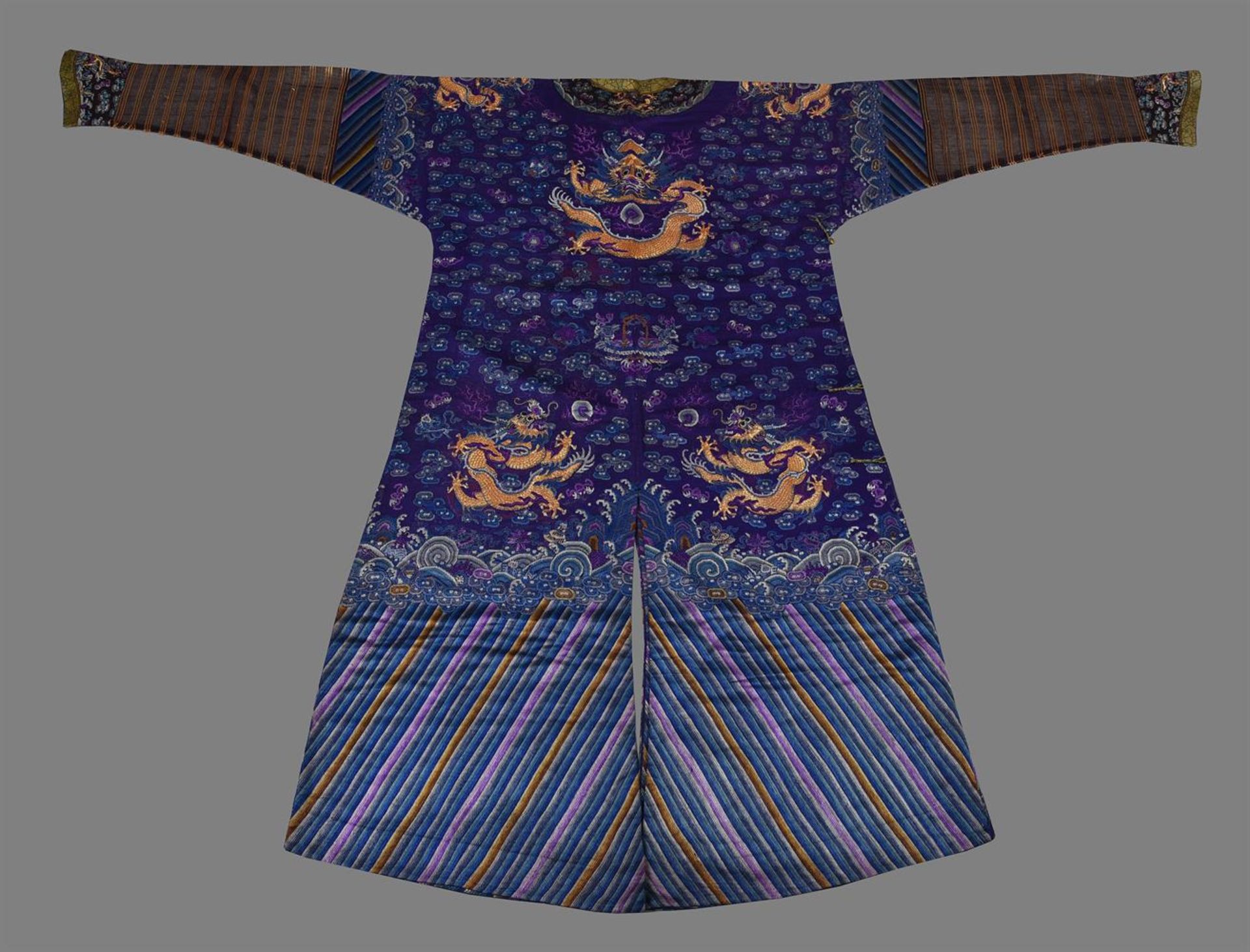 A Chinese purple-blue silk summer gauze five-clawed 'Dragon' robe - Bild 2 aus 6