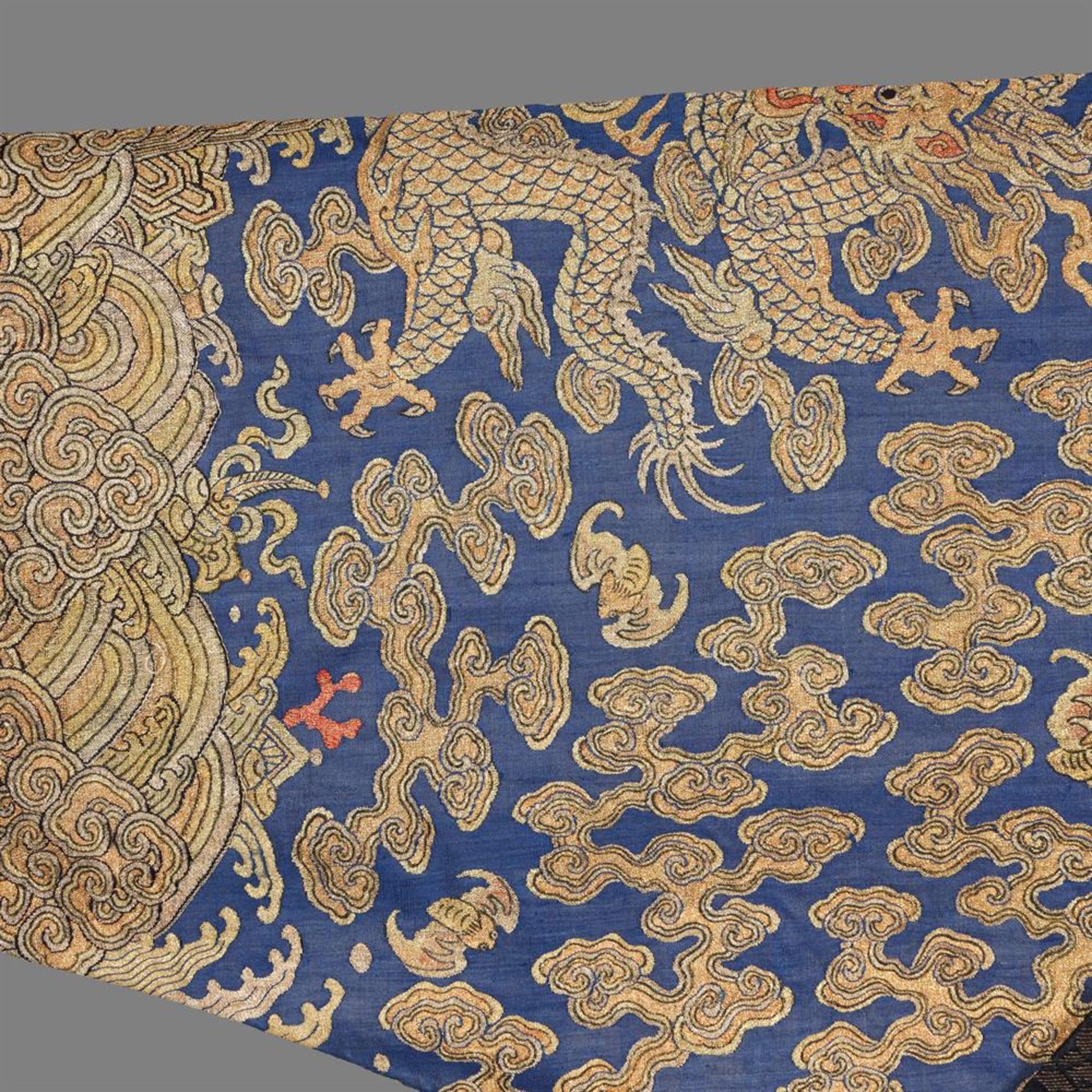 A rare Imperial 'twelve symbol' blue silk dragon robe - Bild 19 aus 37