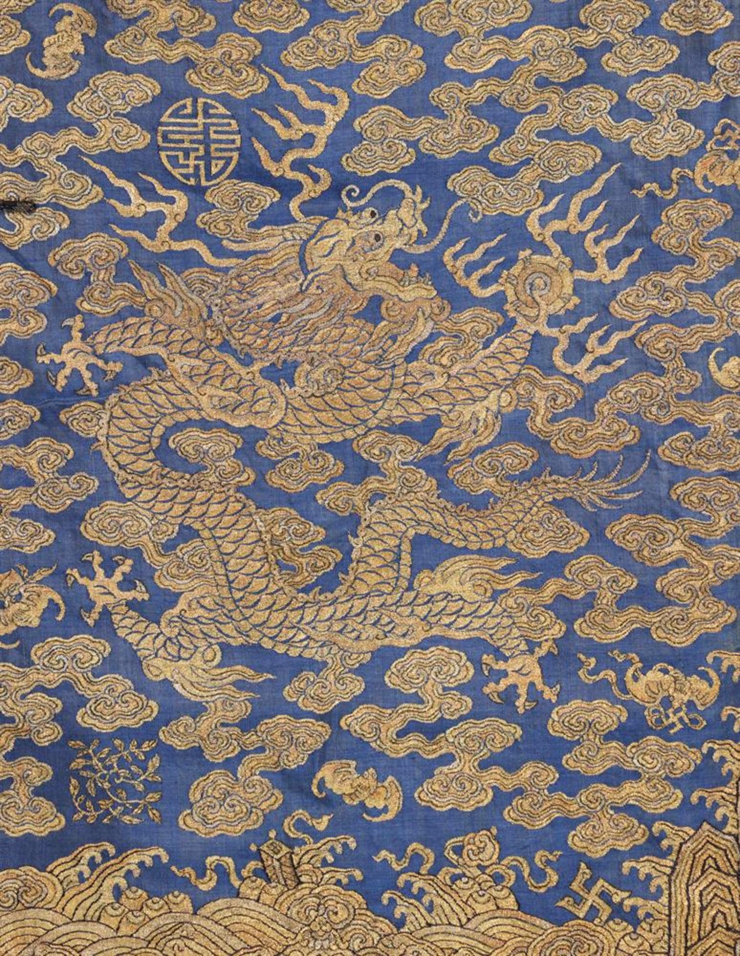 A rare Imperial 'twelve symbol' blue silk dragon robe - Bild 18 aus 37
