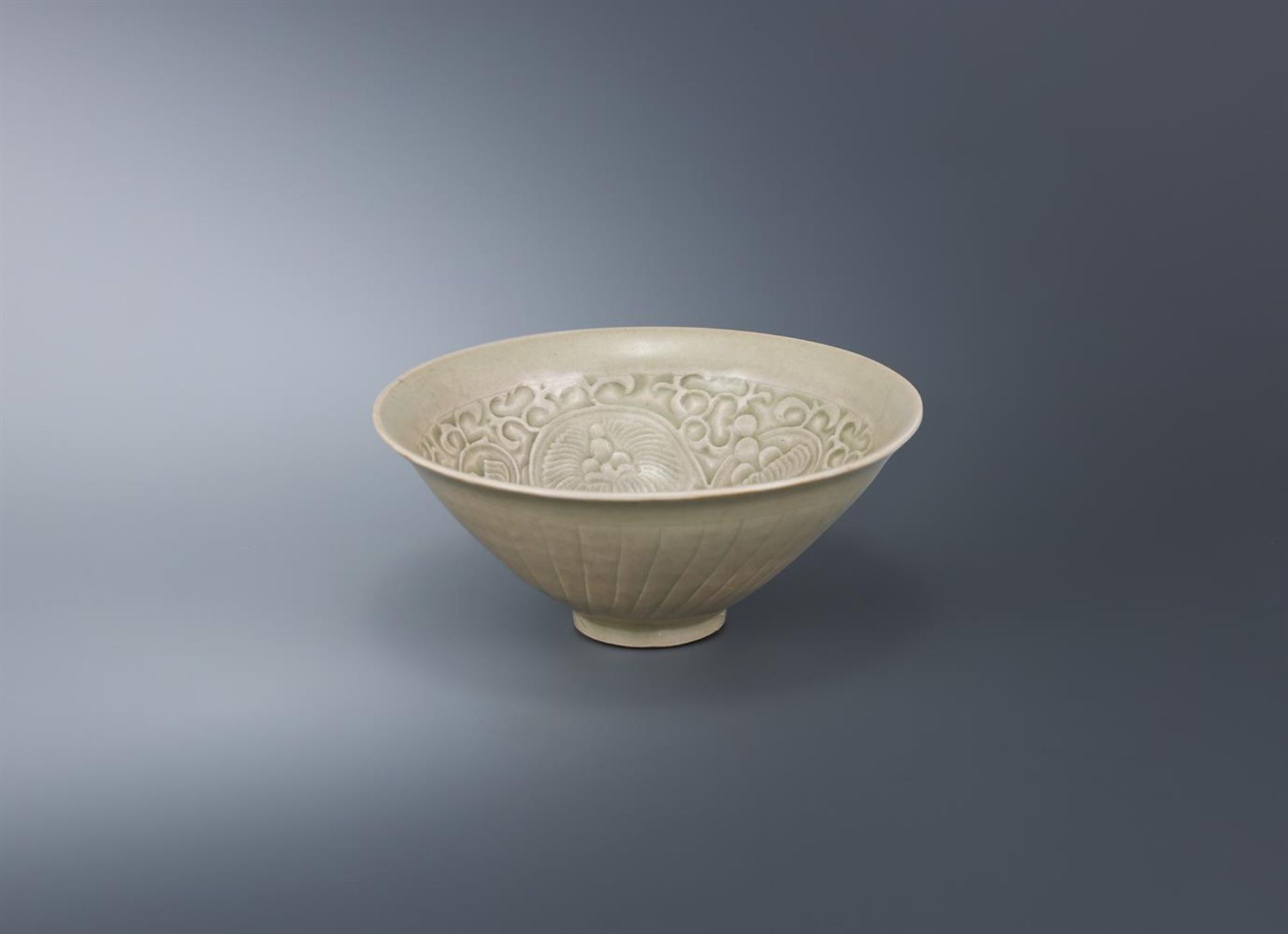 A Chinese Yaozhou celadon conical bowl - Bild 2 aus 4