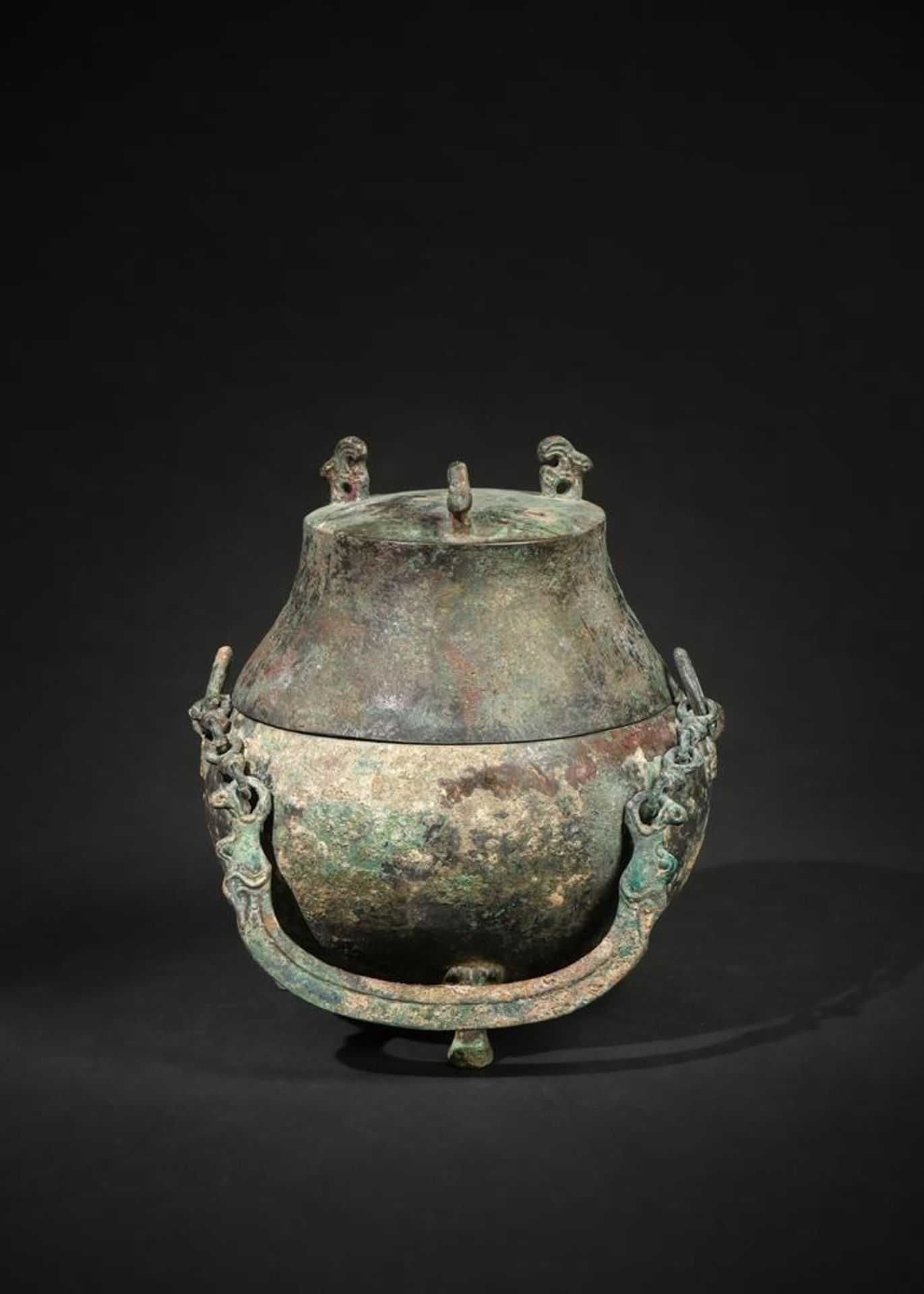 A Chinese archaic bronze wine vessel - Bild 2 aus 7