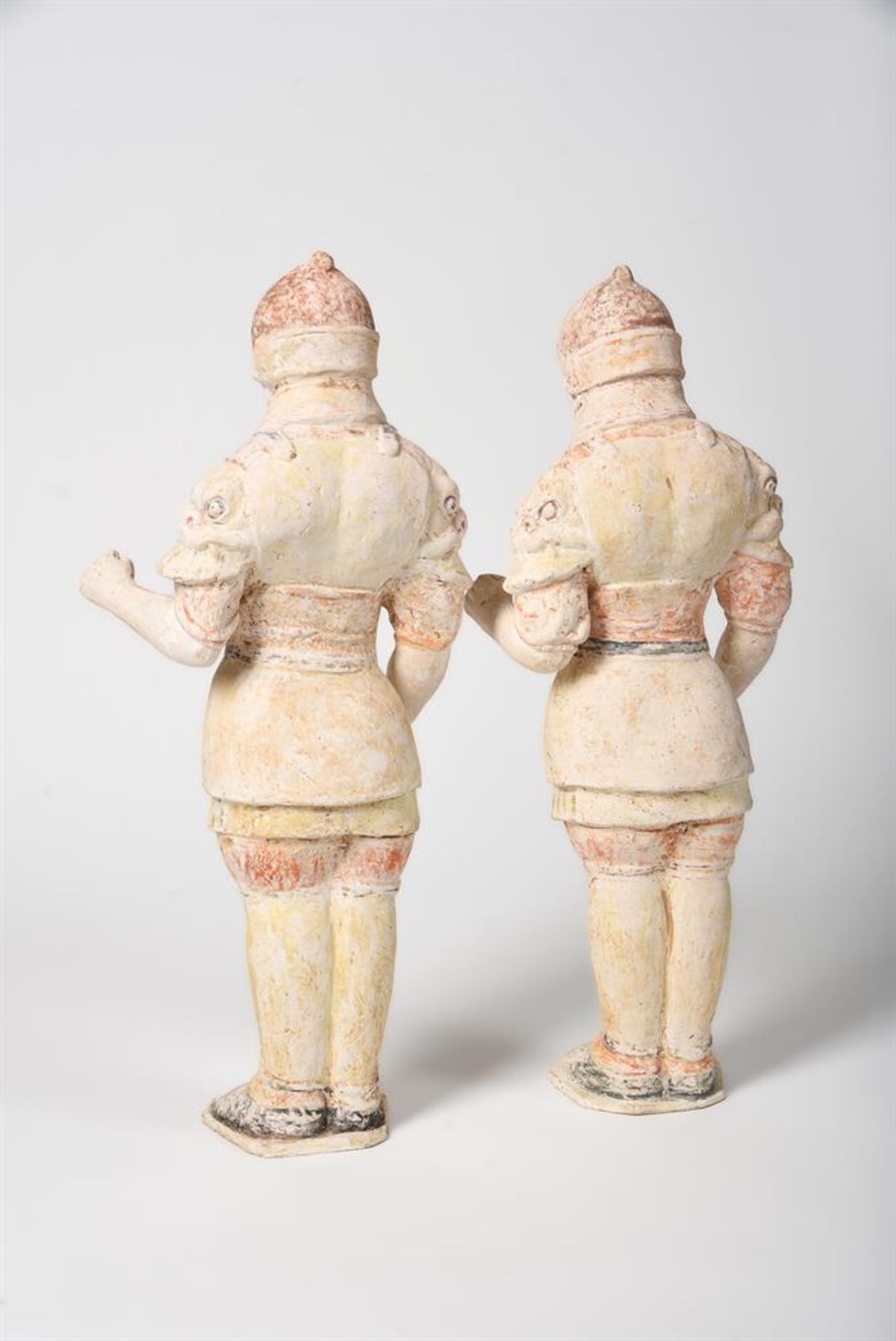 A large pair of Chinese painted pottery models of soldiers - Bild 5 aus 7