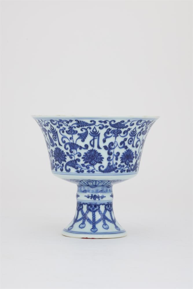 A Chinese blue and white stem cup - Image 3 of 8