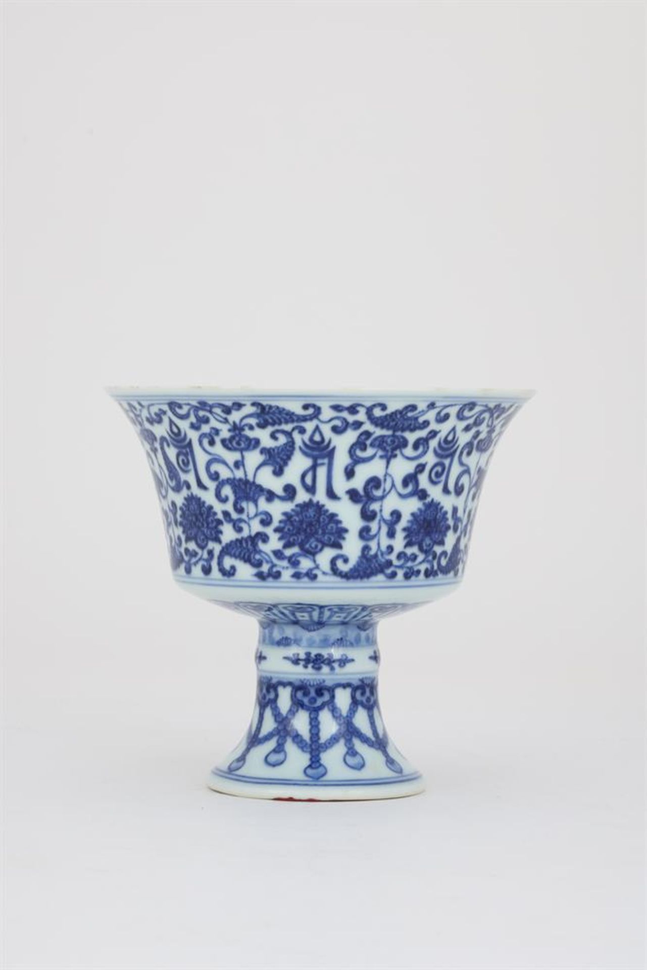 A Chinese blue and white stem cup - Bild 3 aus 8