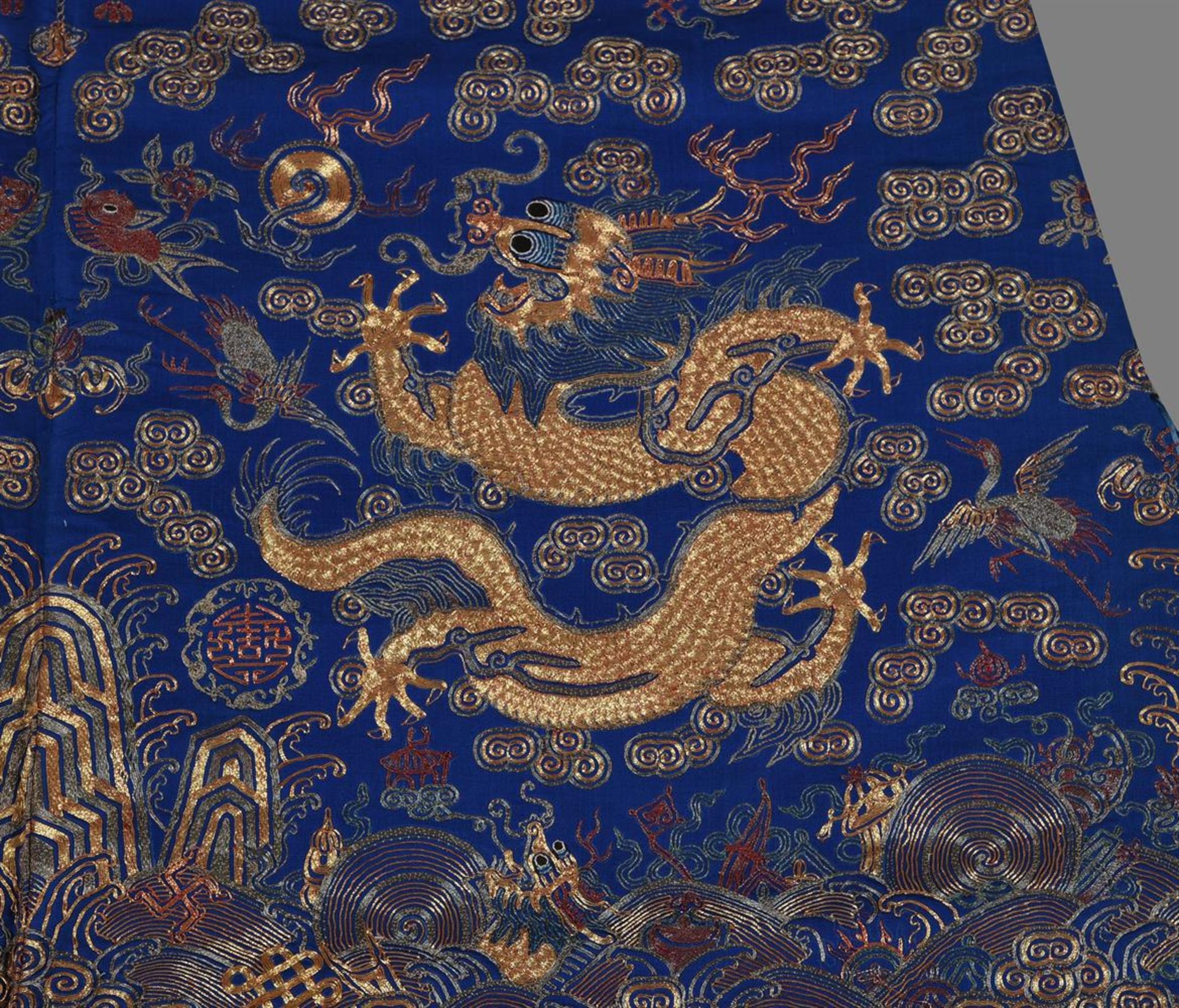 A Chinese blue silk five-clawed 'Dragon' robe - Bild 3 aus 6