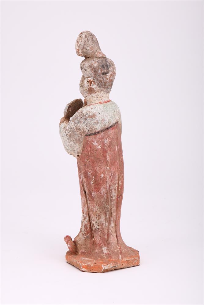 A Chinese painted terracotta figure of a lady - Image 4 of 6