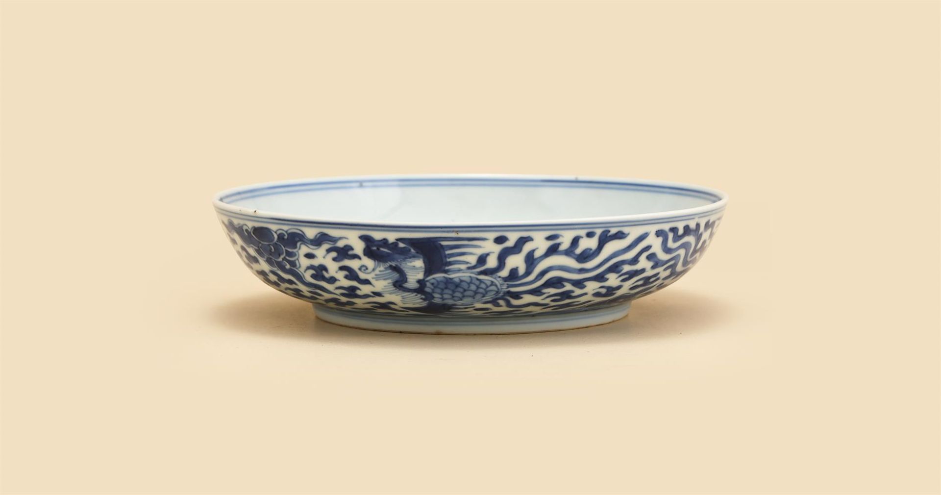 A Chinese blue and white 'Phoenix' dish - Bild 2 aus 4