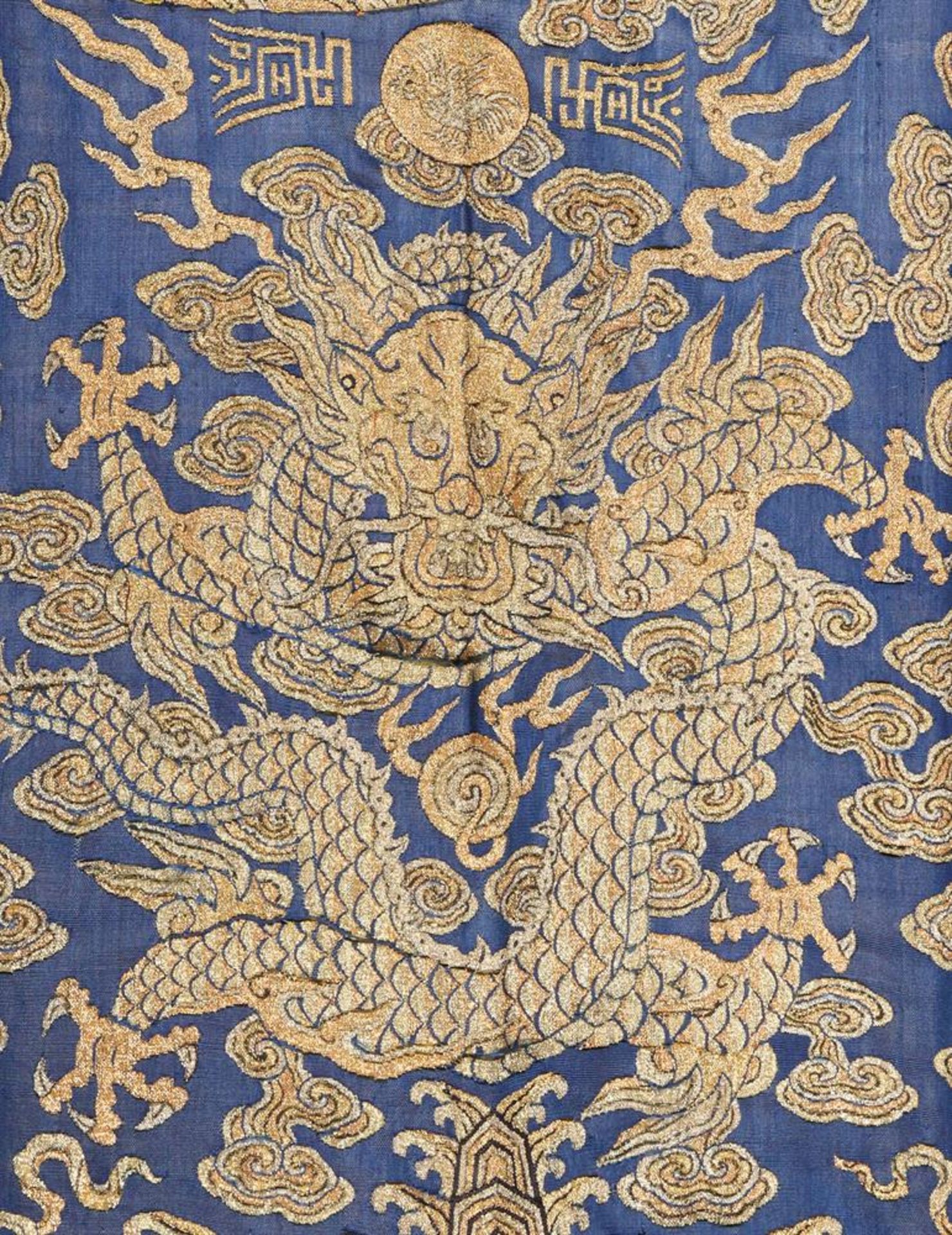 A rare Imperial 'twelve symbol' blue silk dragon robe - Bild 32 aus 37