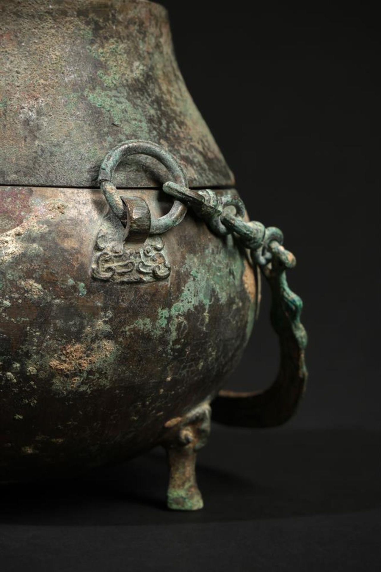 A Chinese archaic bronze wine vessel - Bild 5 aus 7