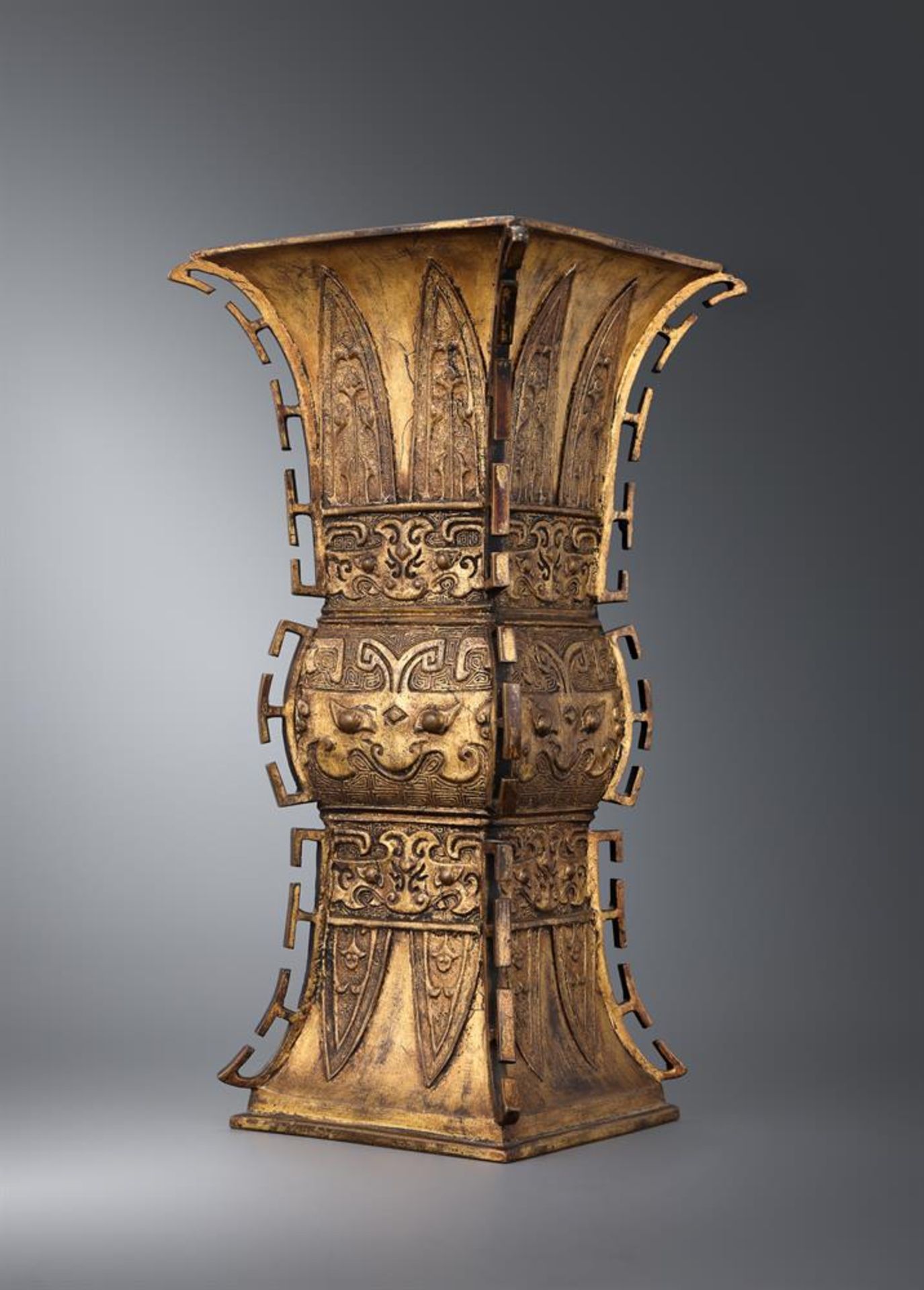 A Chinese gilt bronze Gu-shaped vase - Bild 2 aus 4