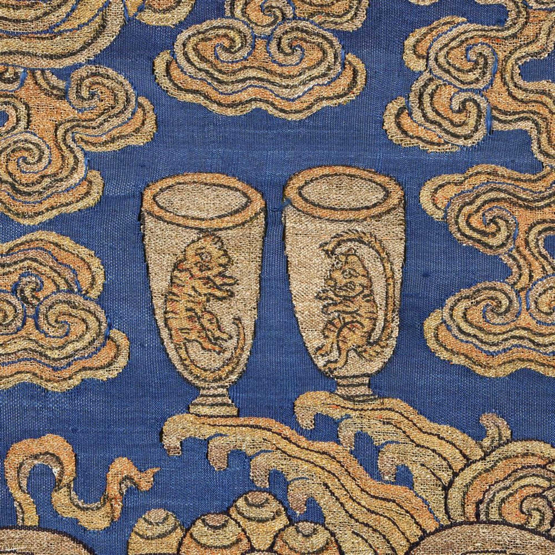 A rare Imperial 'twelve symbol' blue silk dragon robe - Bild 13 aus 37
