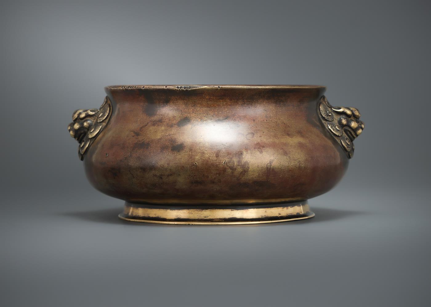 A Chinese bronze twin-handled censer - Image 2 of 5