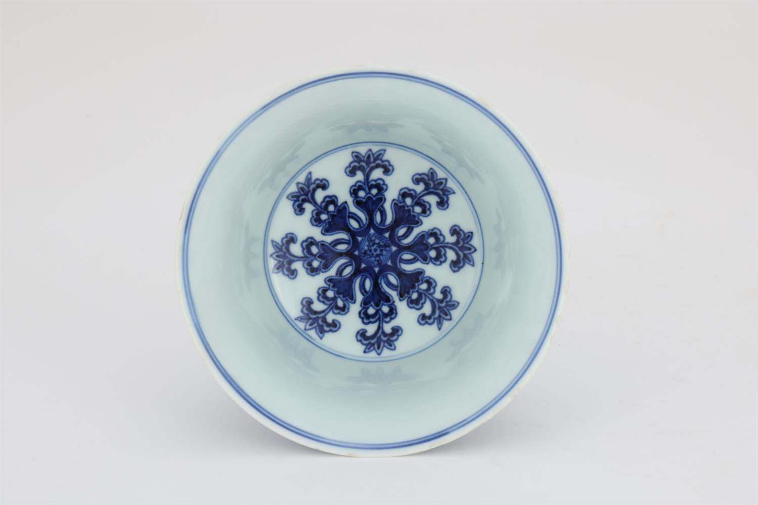 A Chinese blue and white stem cup - Image 5 of 8