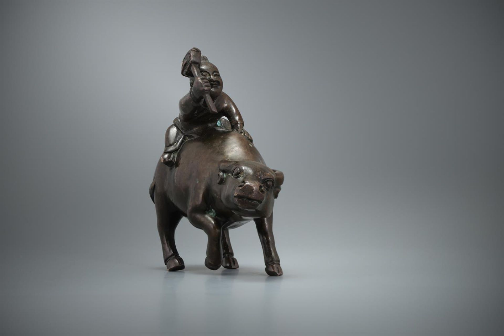 A Chinese bronze 'buffalo and rider' paper weight - Bild 8 aus 9