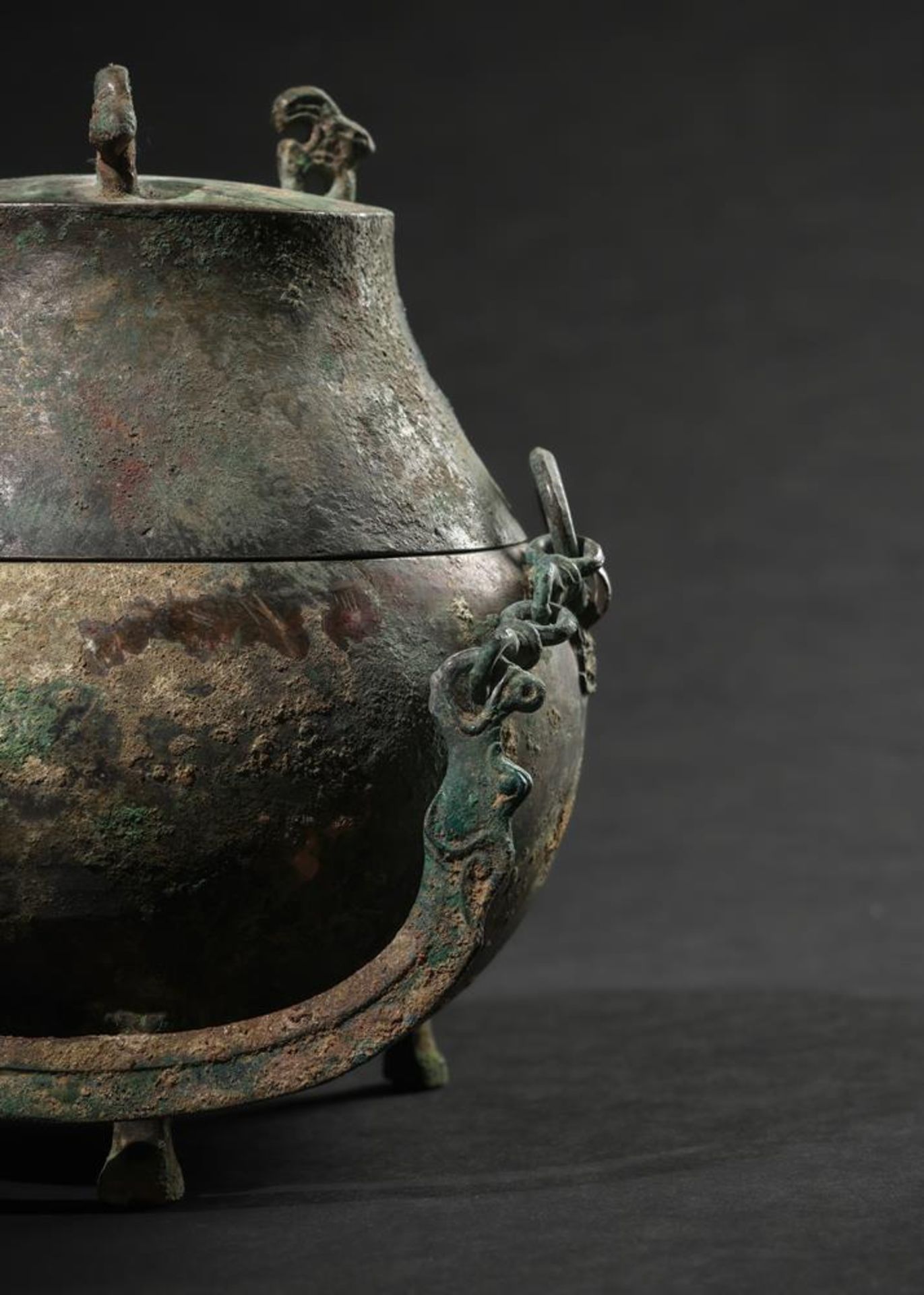 A Chinese archaic bronze wine vessel - Bild 4 aus 7