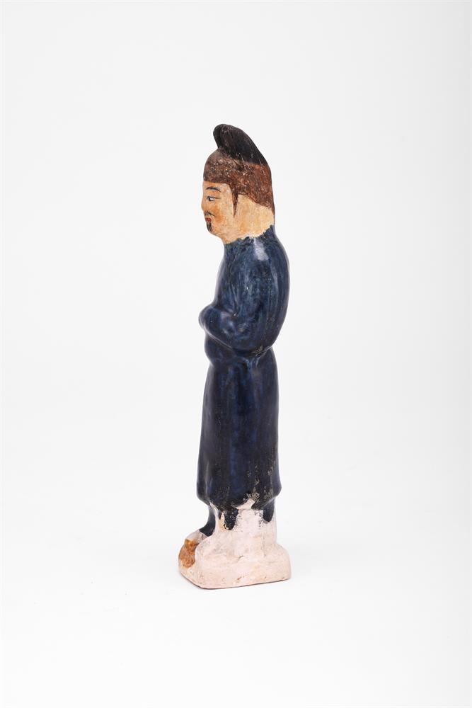 A Chinese blue glazed pottery dignitary - Image 3 of 4