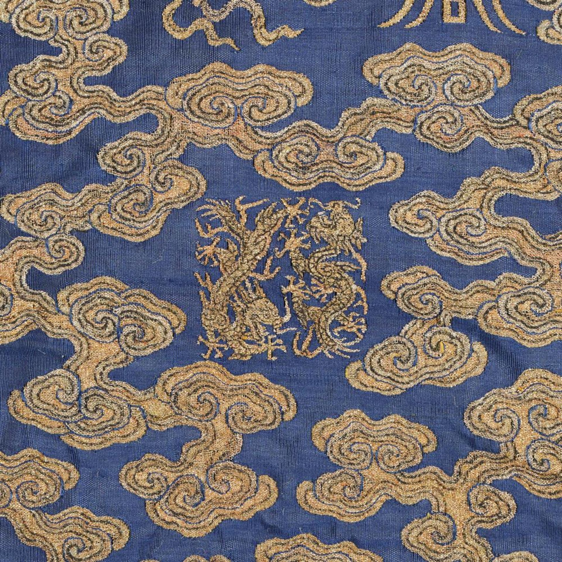 A rare Imperial 'twelve symbol' blue silk dragon robe - Bild 28 aus 37