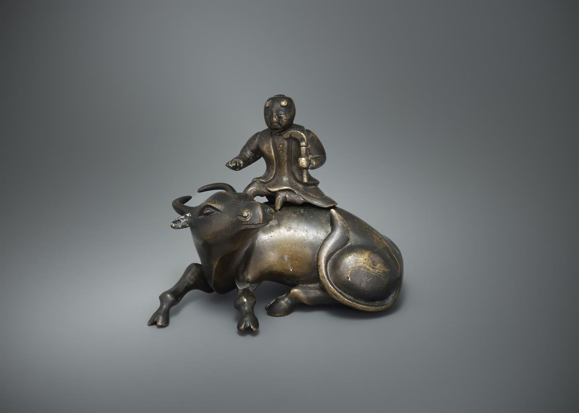 A Chinese bronze 'buffalo and rider' paper weight - Bild 2 aus 9