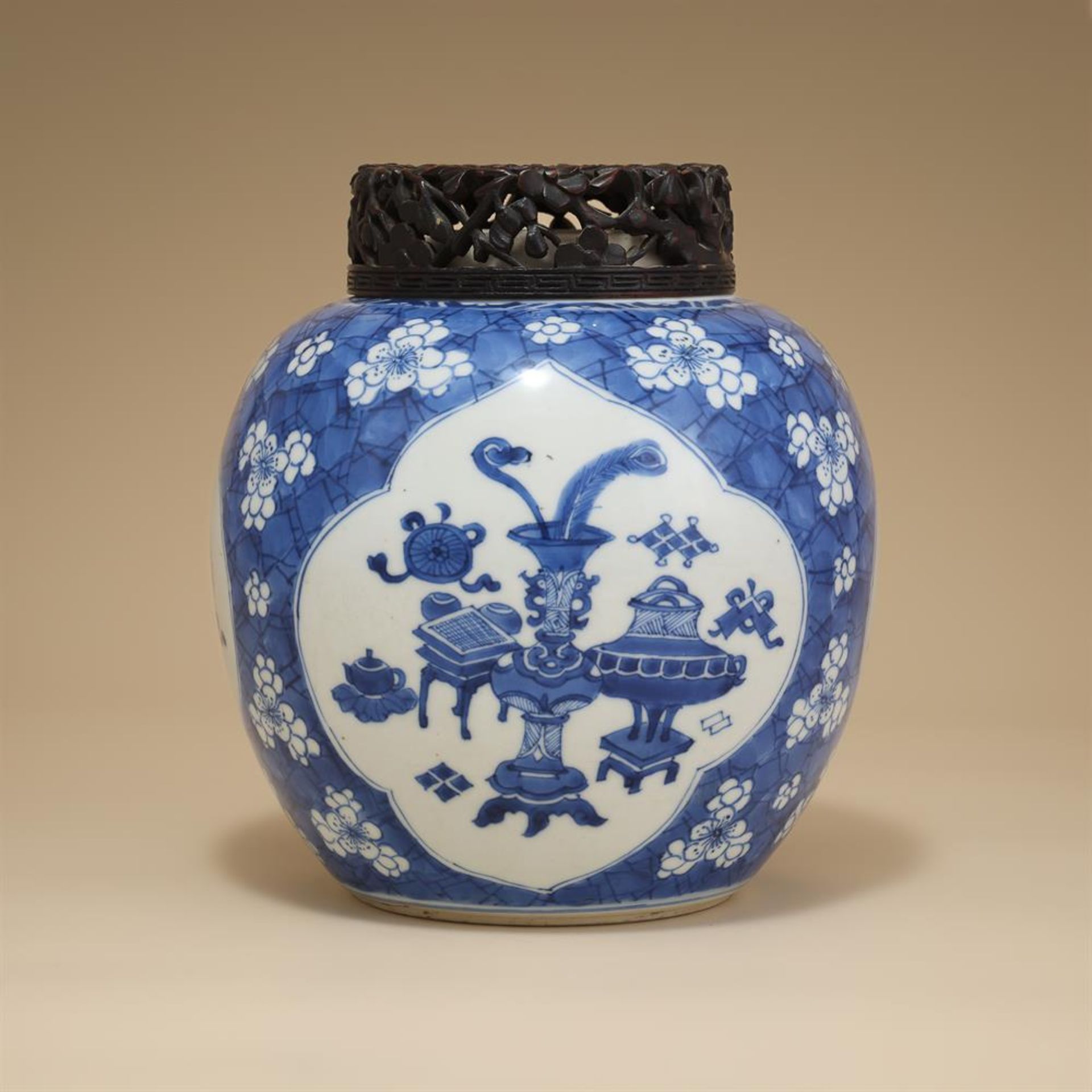A Chinese blue and white ginger jar - Bild 4 aus 5
