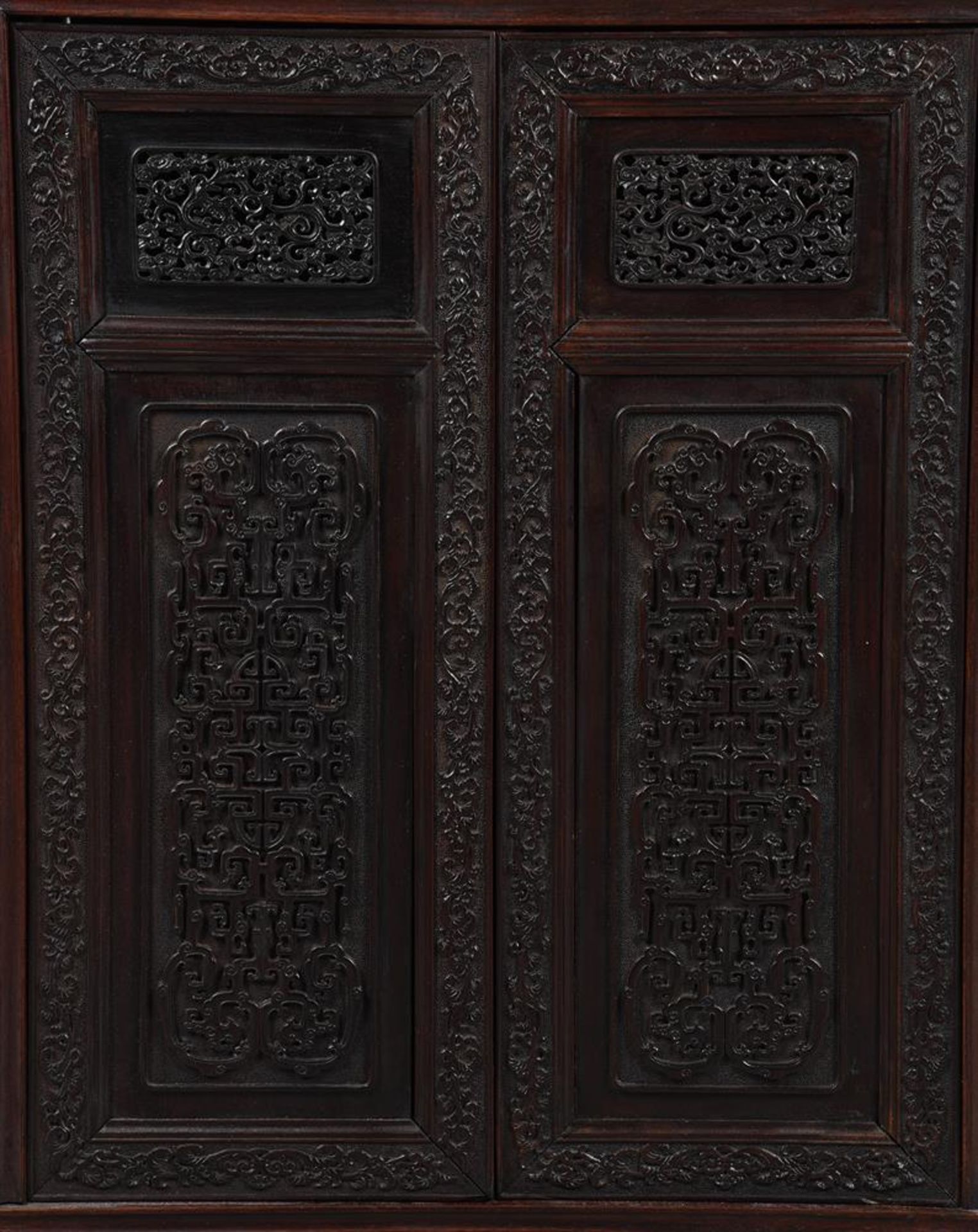 A small Chinese hongmu carved cabinet - Bild 3 aus 4