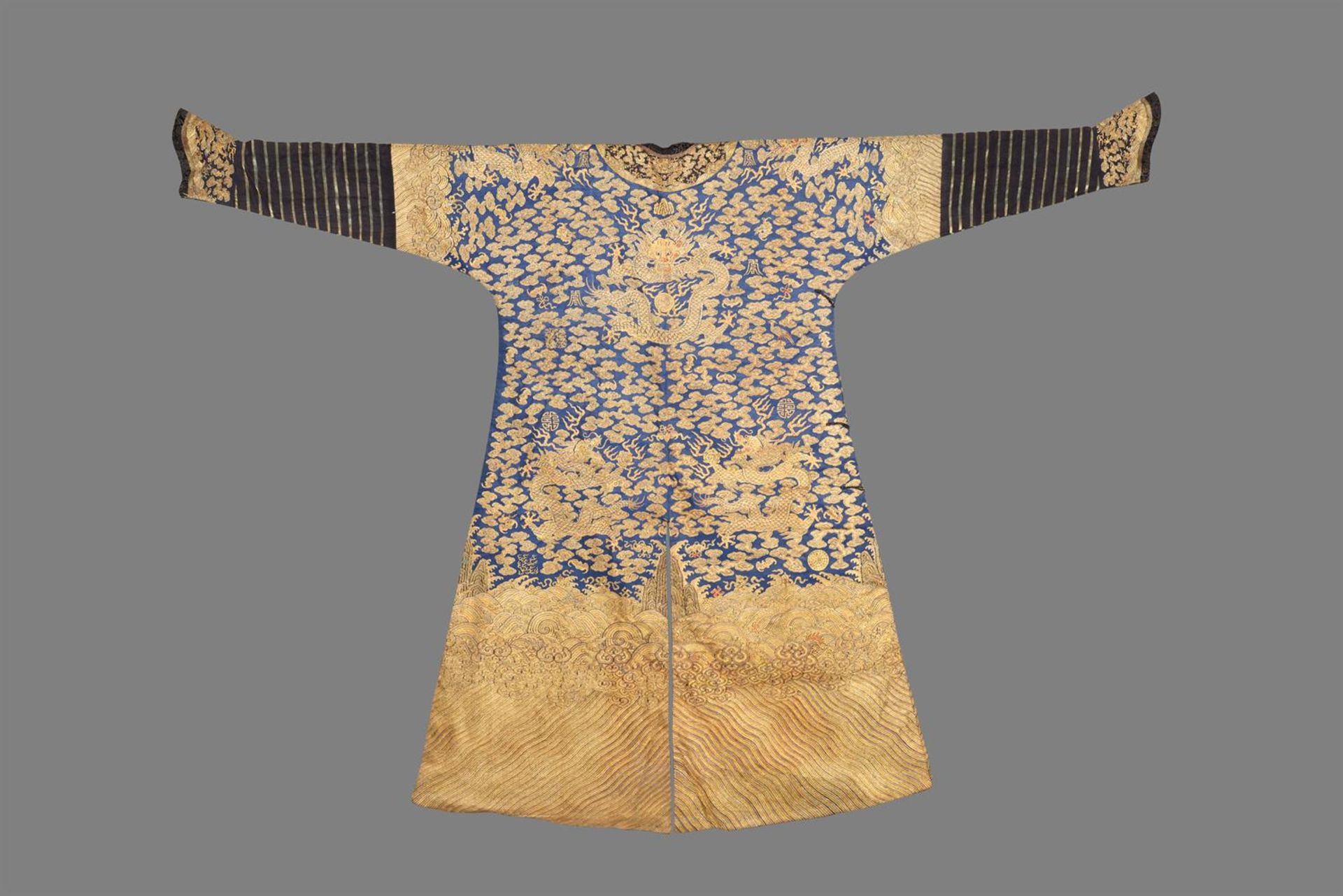A rare Imperial 'twelve symbol' blue silk dragon robe - Bild 4 aus 37