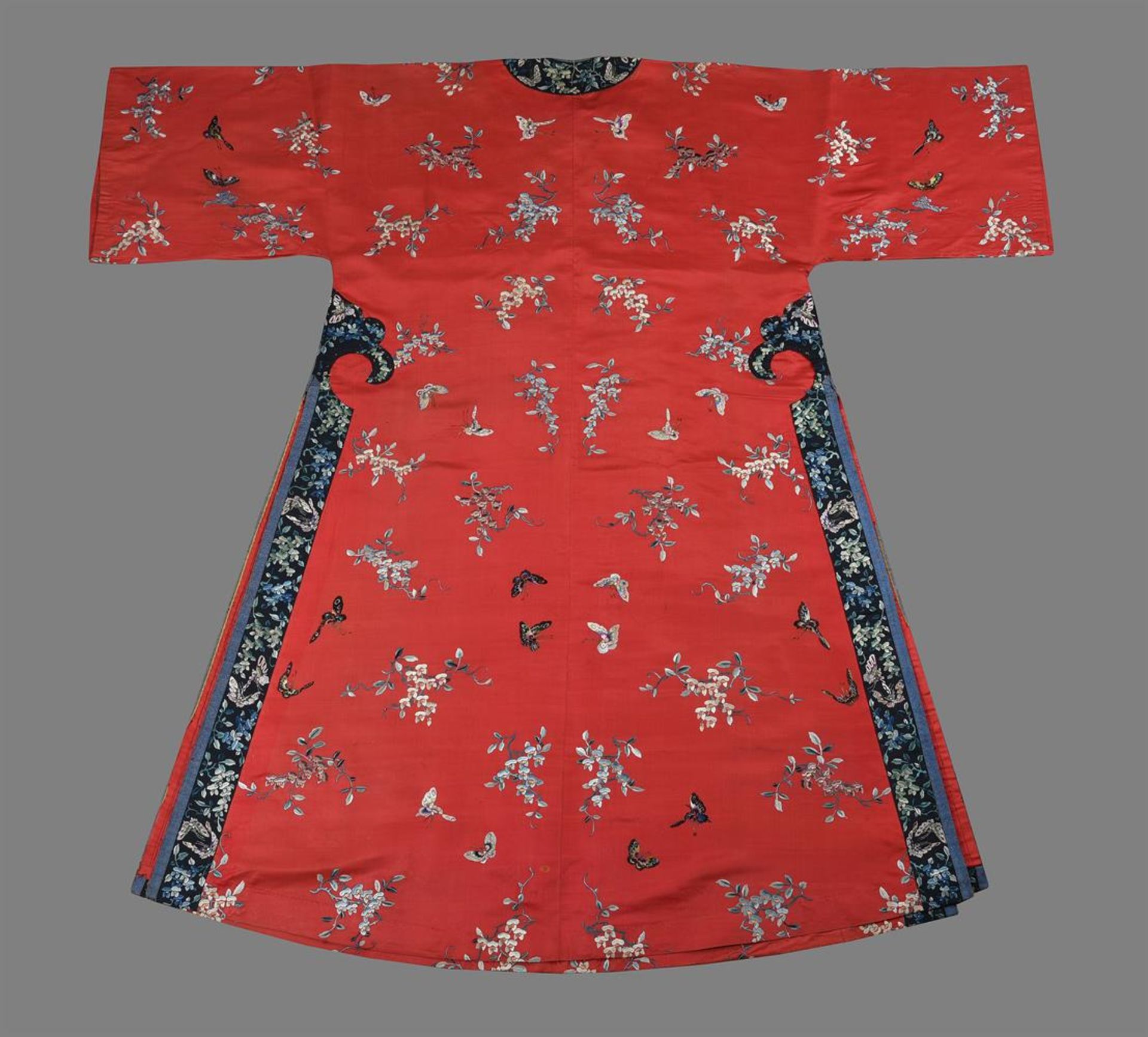A Chinese Manchu Ladies full length robe - Bild 2 aus 7