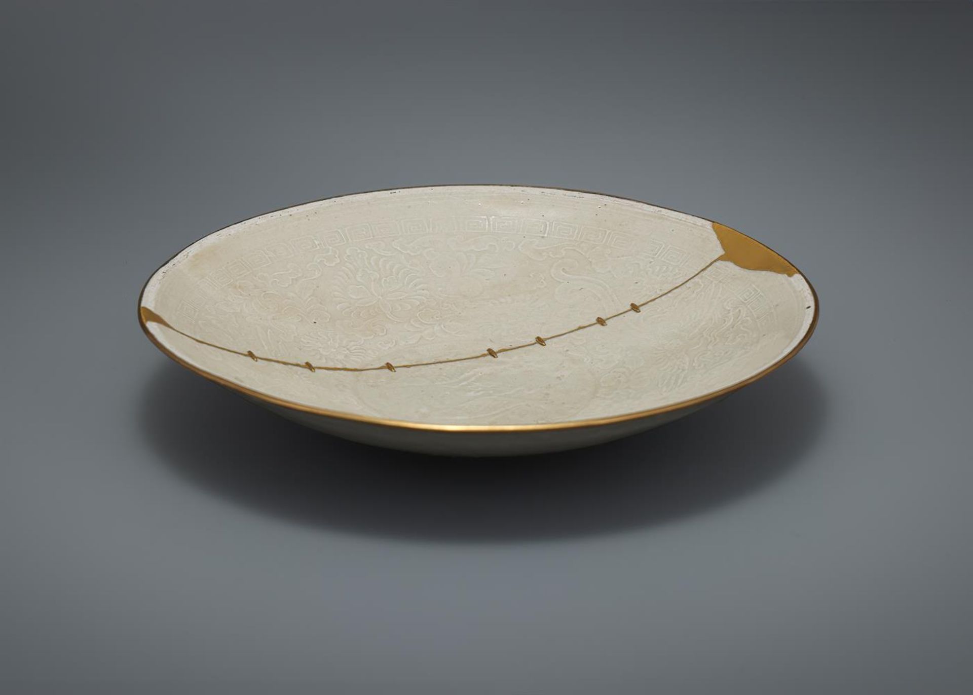 A Chinese Ding white glazed shallow bowl - Bild 2 aus 3