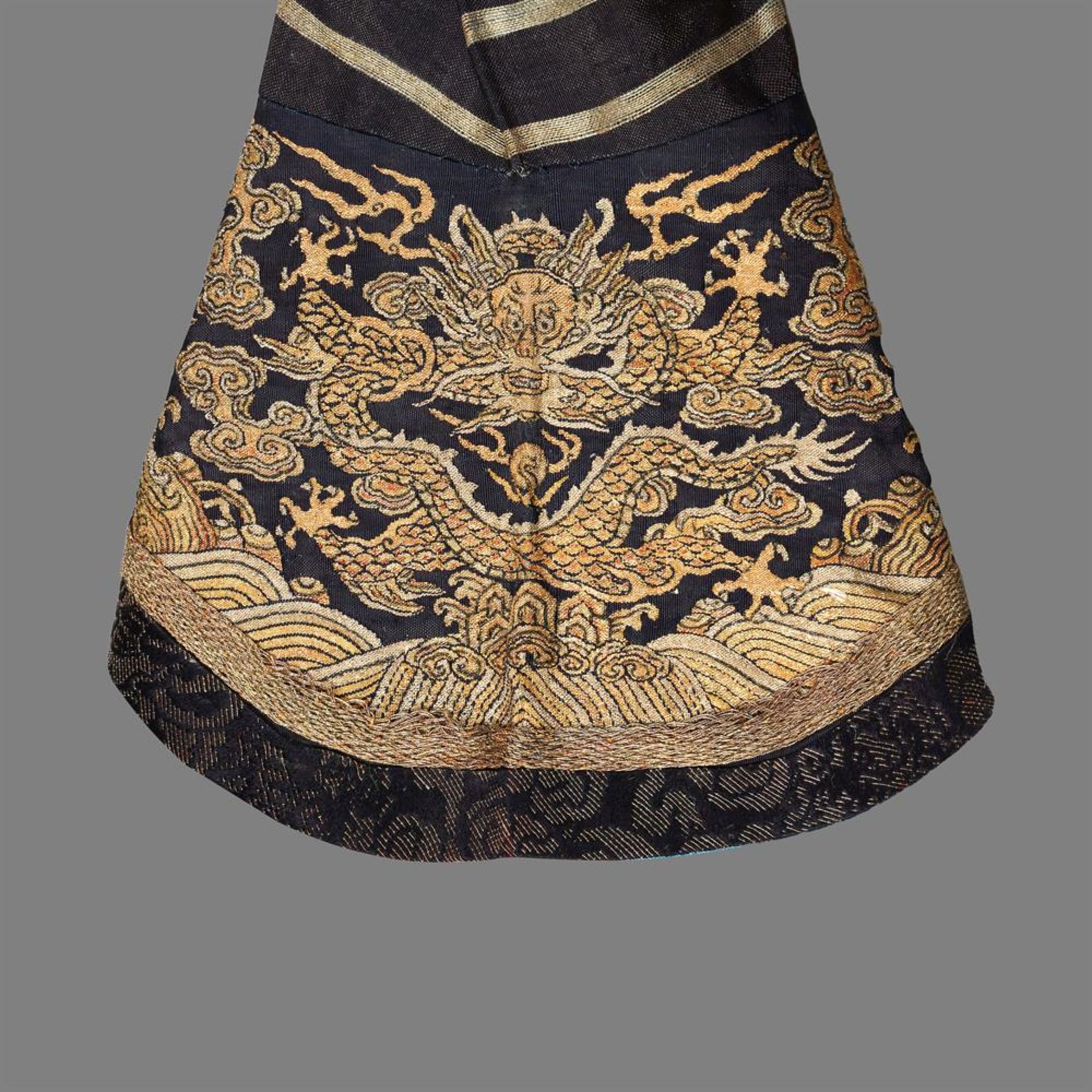 A rare Imperial 'twelve symbol' blue silk dragon robe - Bild 33 aus 37
