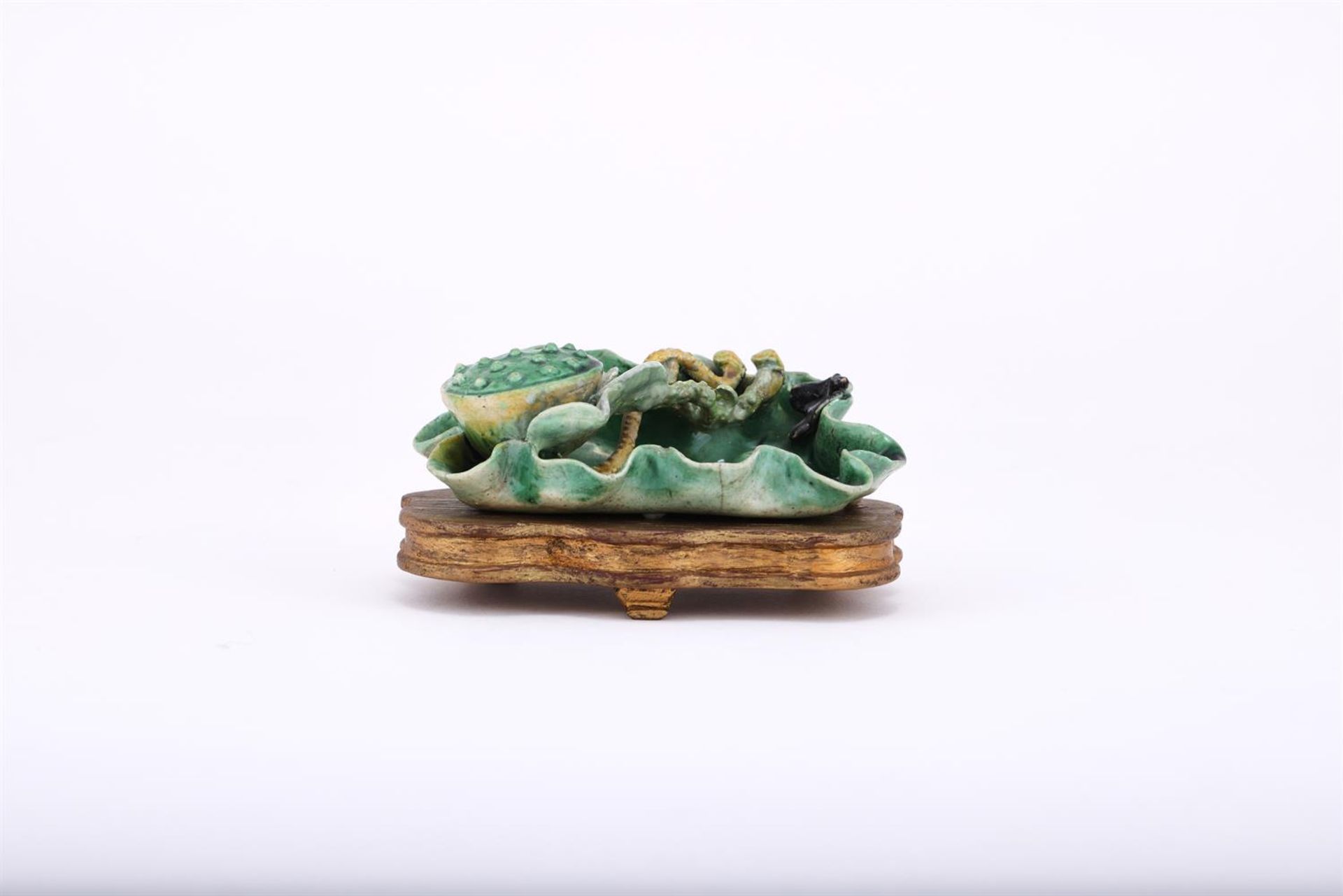 A Chinese Sancai-glazed 'Lotus and Crab' water pot - Bild 3 aus 6