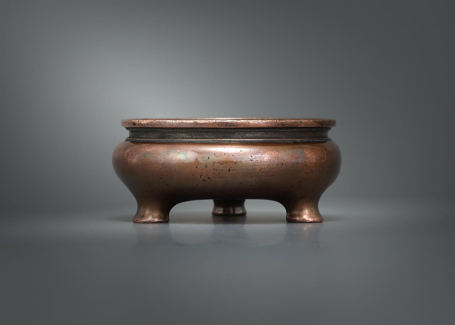 A Chinese tripod bronze censer - Bild 2 aus 5