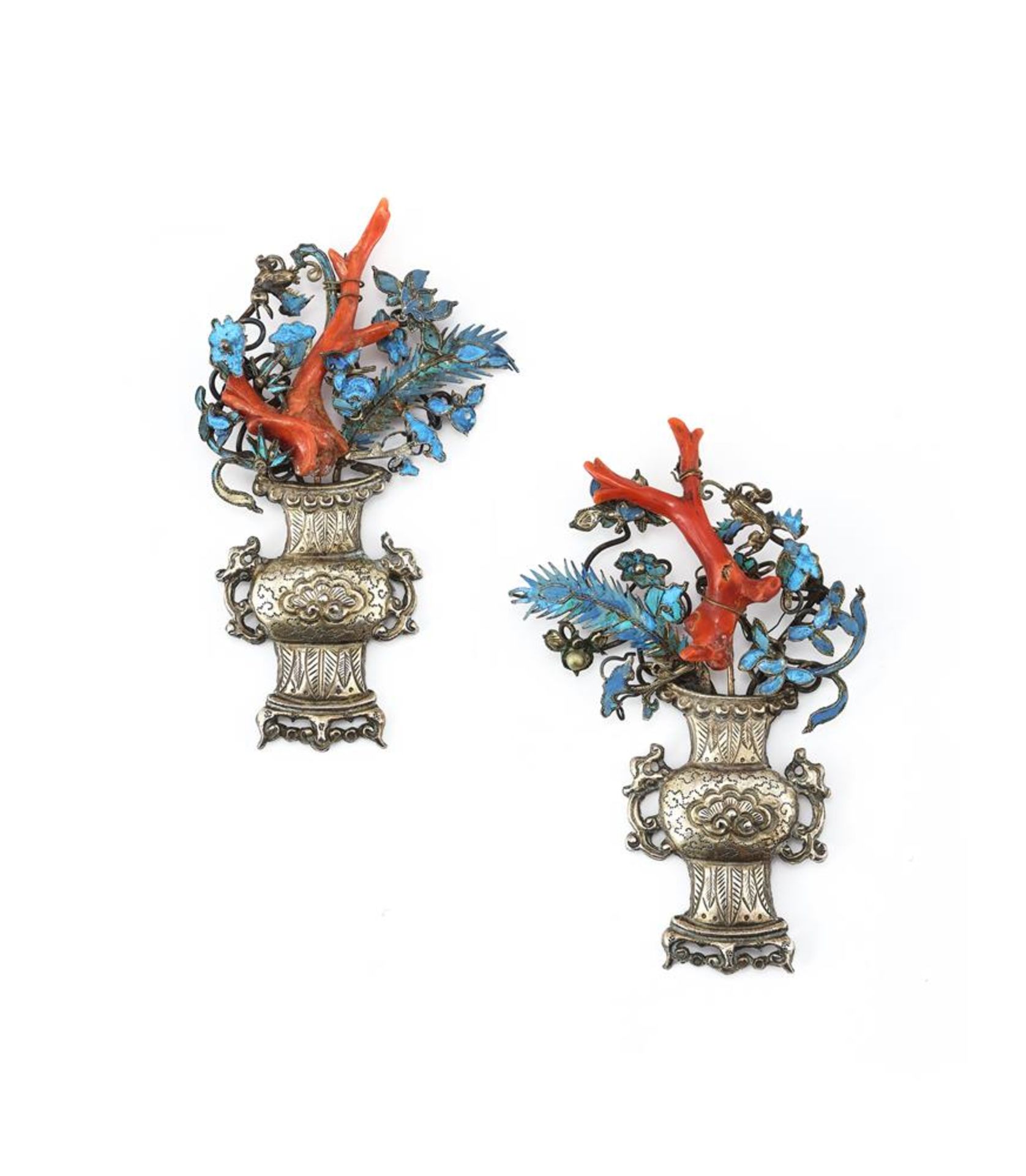 Y An attractive pair of Chinese silver-mounted hair embellishments