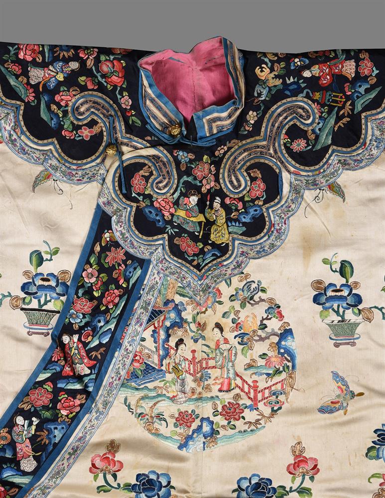 A Chinese satin silk ladies robe - Image 5 of 7