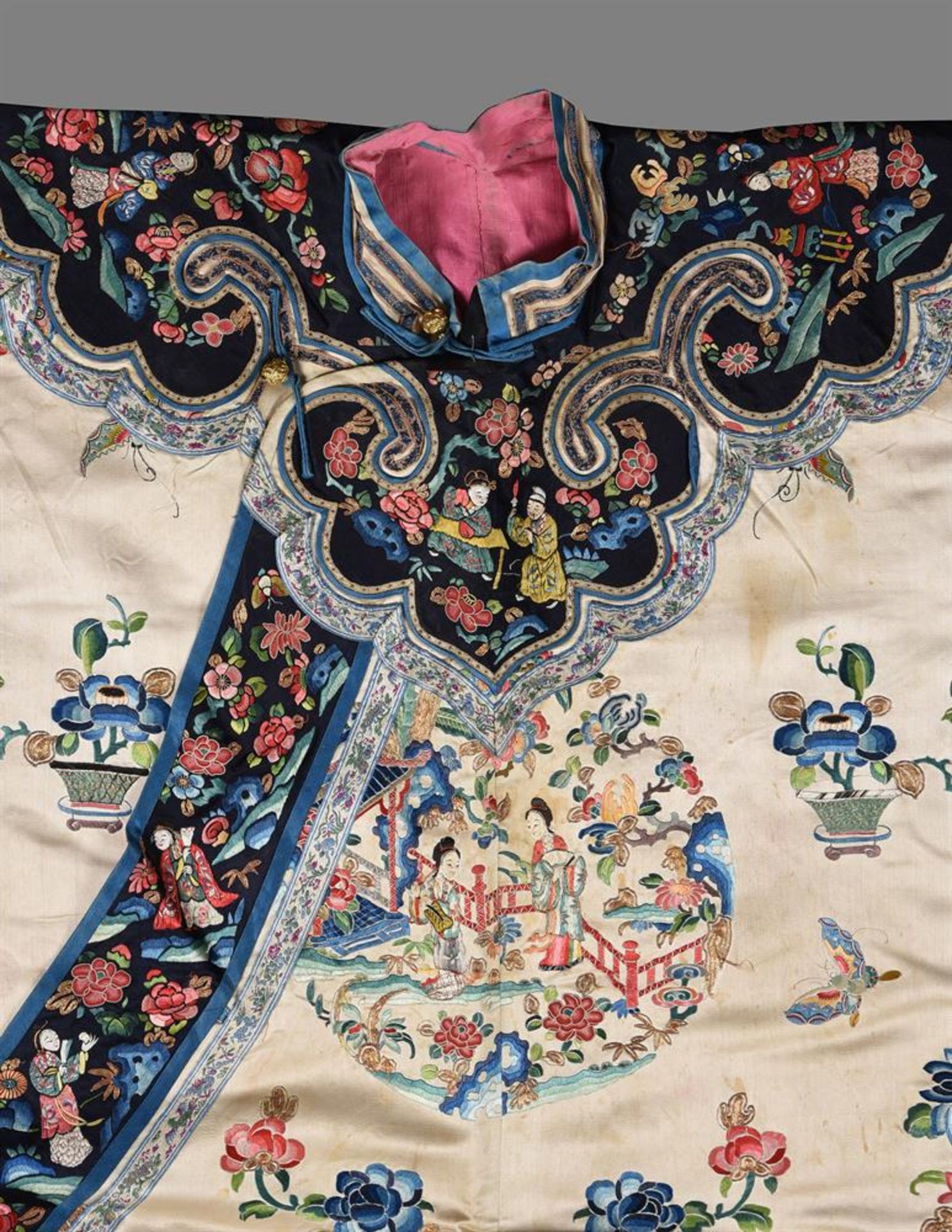 A Chinese satin silk ladies robe - Bild 5 aus 7