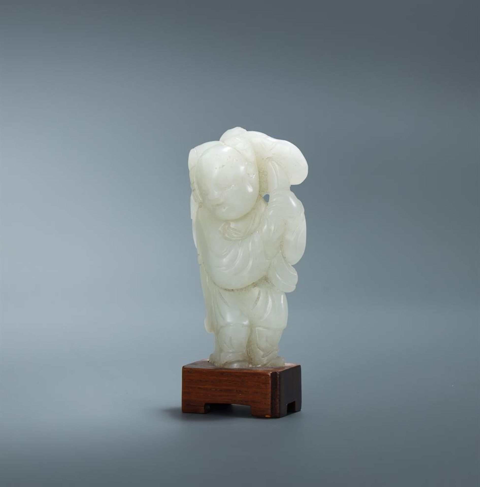 A Chinese white jade figure of a boy - Bild 2 aus 3