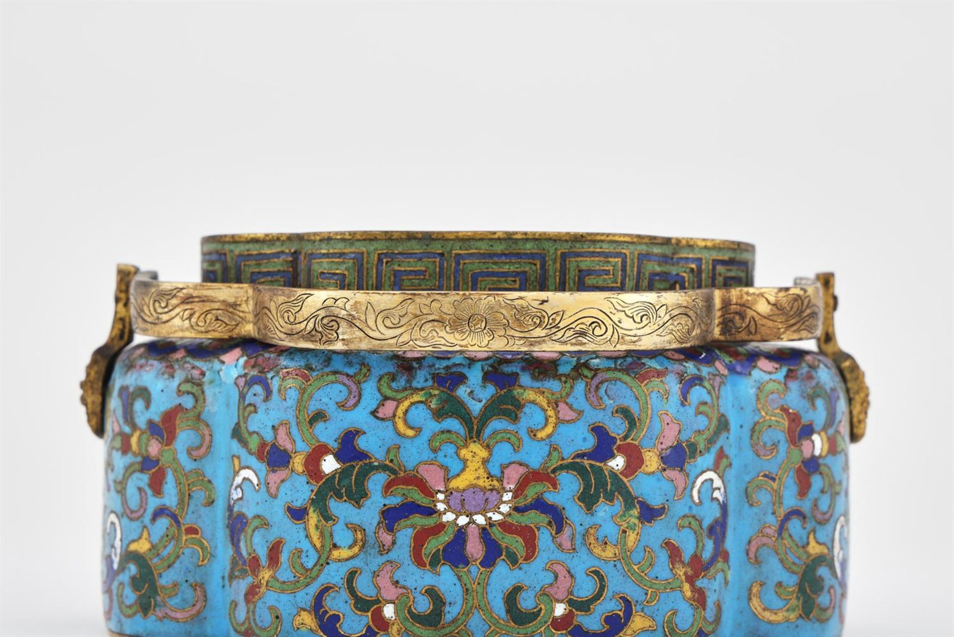A rare Chinese cloisonné lobed hand-warmer and cover - Bild 5 aus 7
